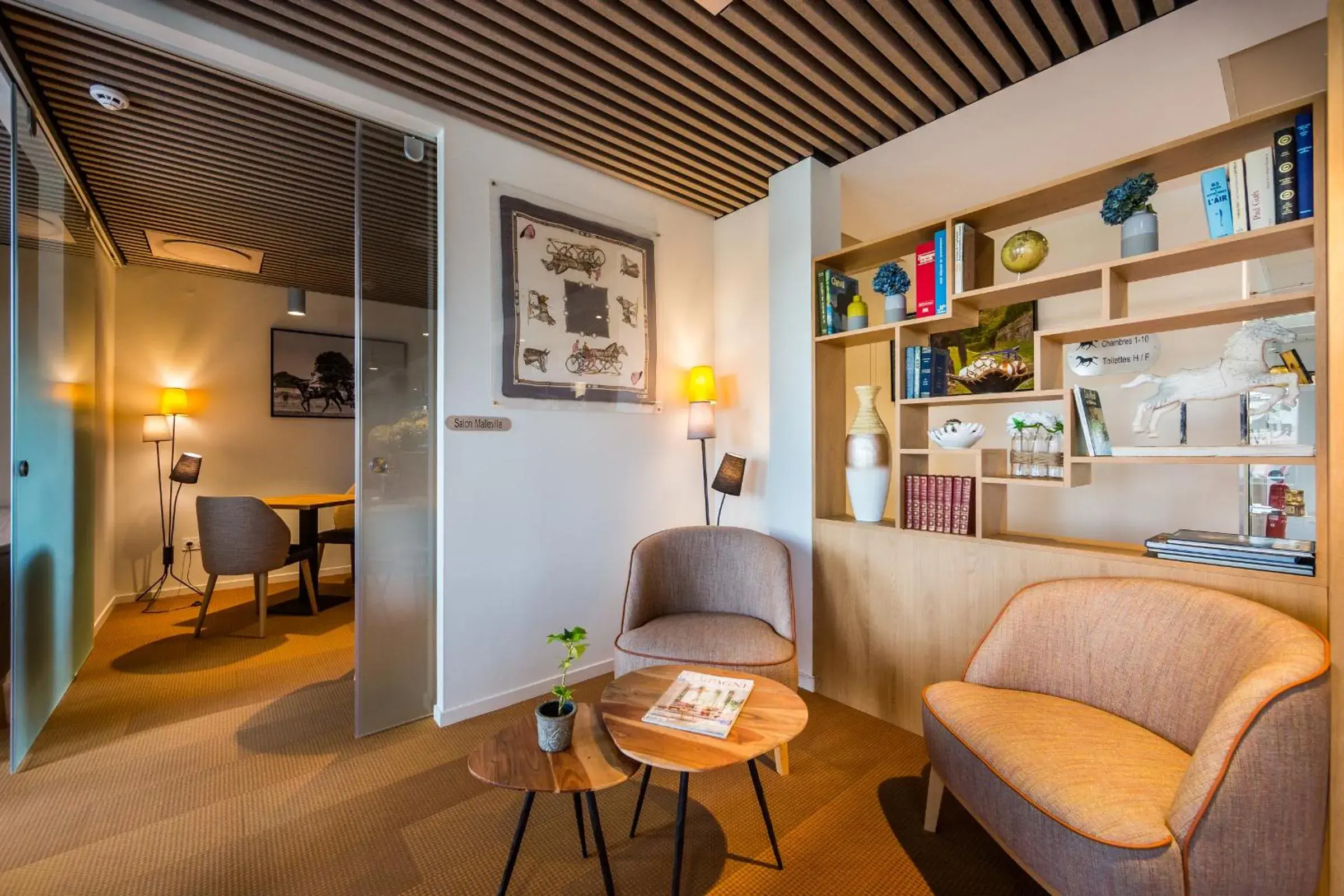 Living room, Seating Area in Brit Hotel Ploermel - Hotel de l'Hippodrome