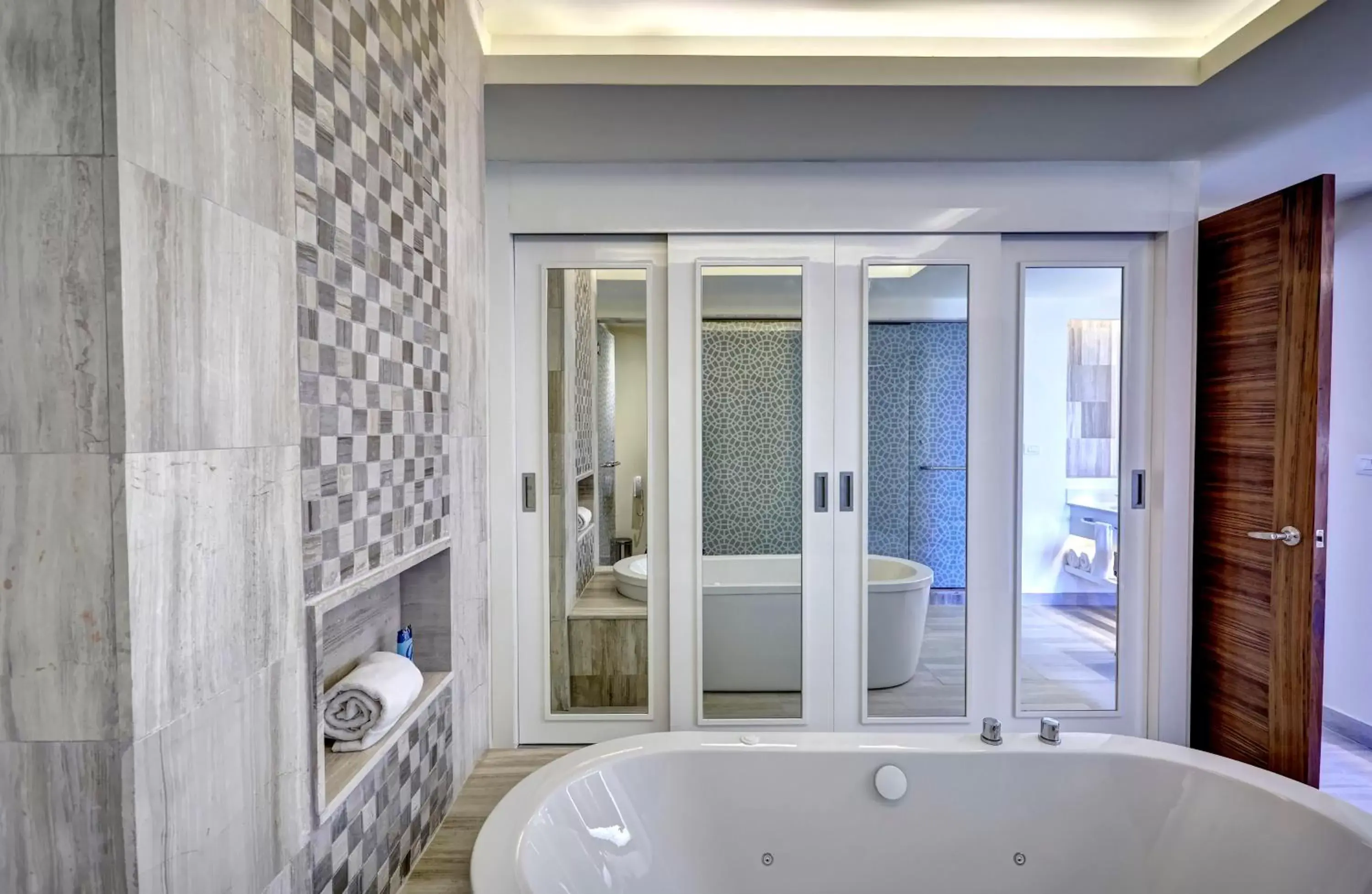 Hot Tub, Bathroom in Royalton Bavaro, An Autograph Collection All-Inclusive Resort & Casino