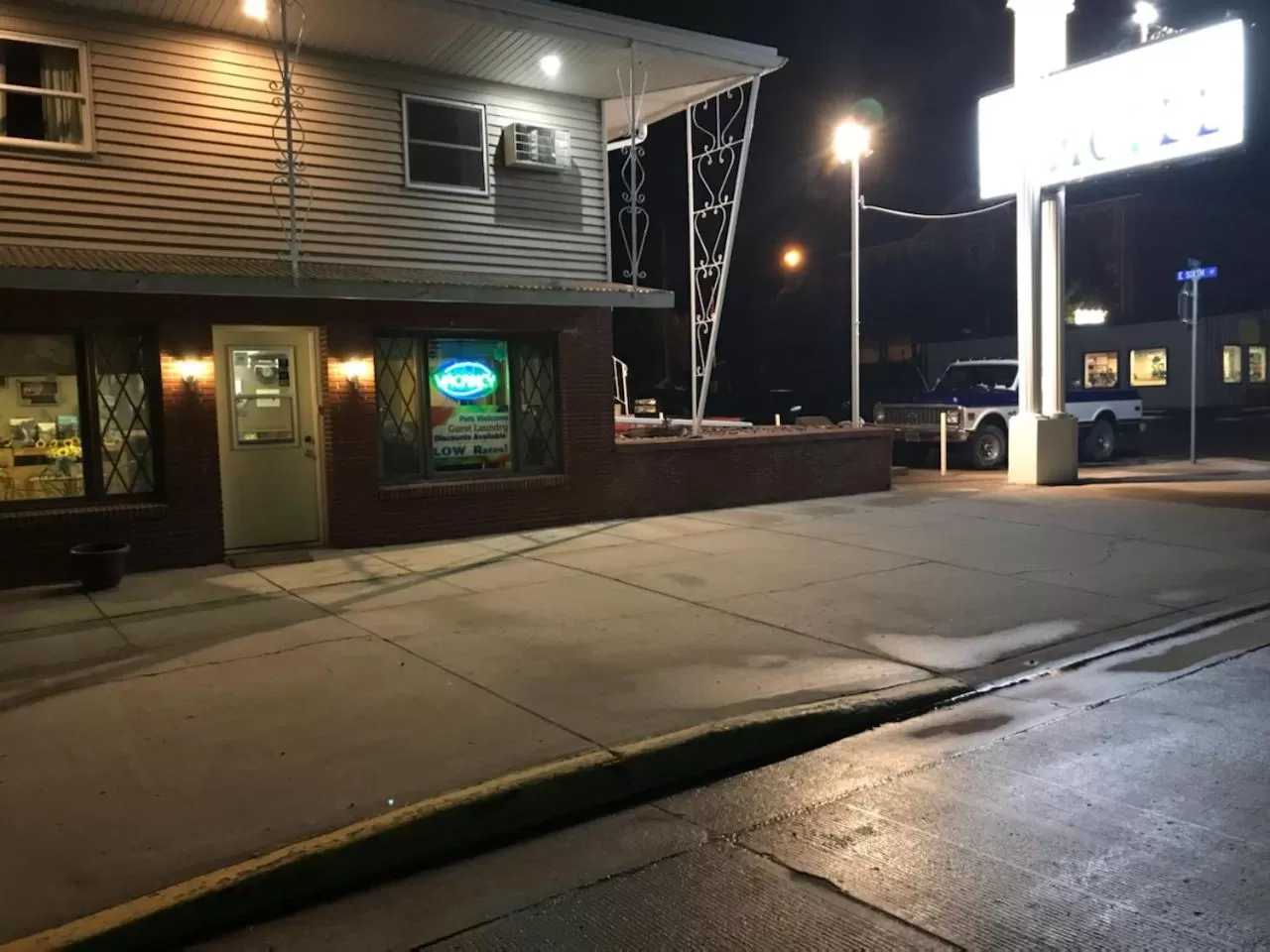 Property logo or sign in Townhouse Motel