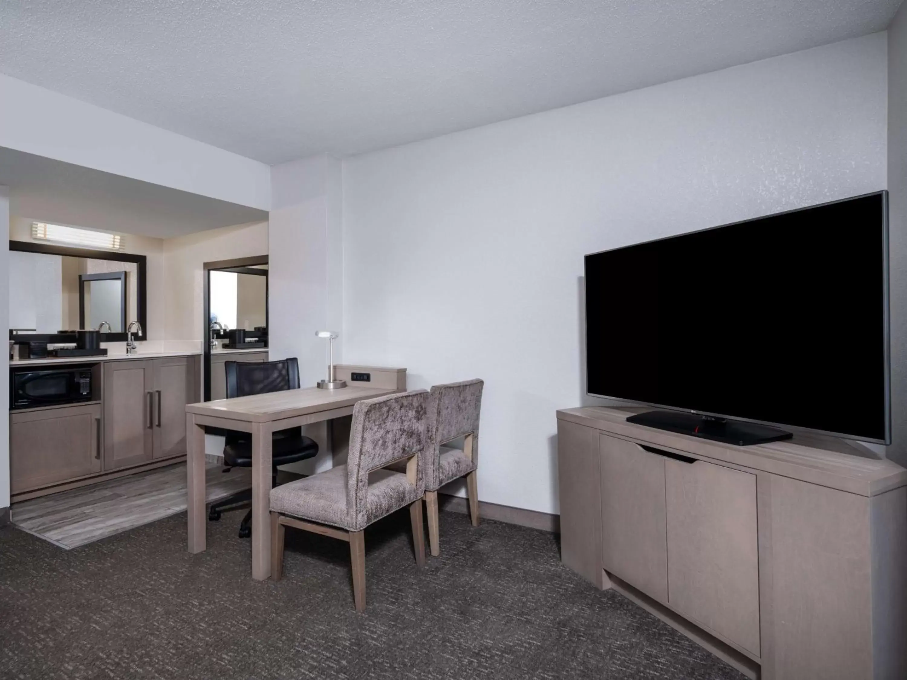 Kitchen or kitchenette, TV/Entertainment Center in Embassy Suites Baltimore - North/Hunt Valley