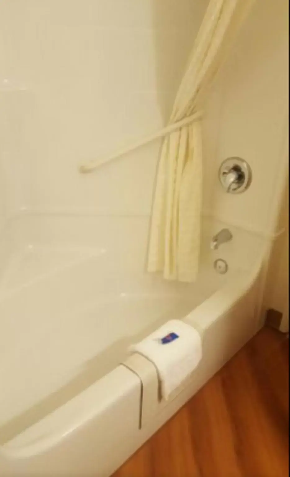 Bathroom in Motel 6-Roseburg, OR Bathroom in Motel 6-Roseburg, OR