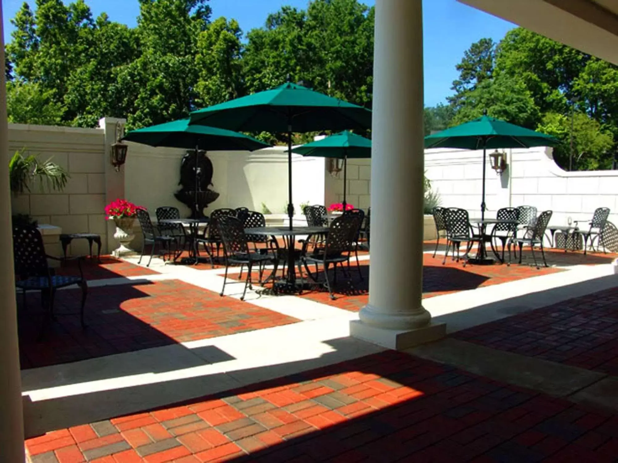 Inner courtyard view in Hampton Inn & Suites - Vicksburg