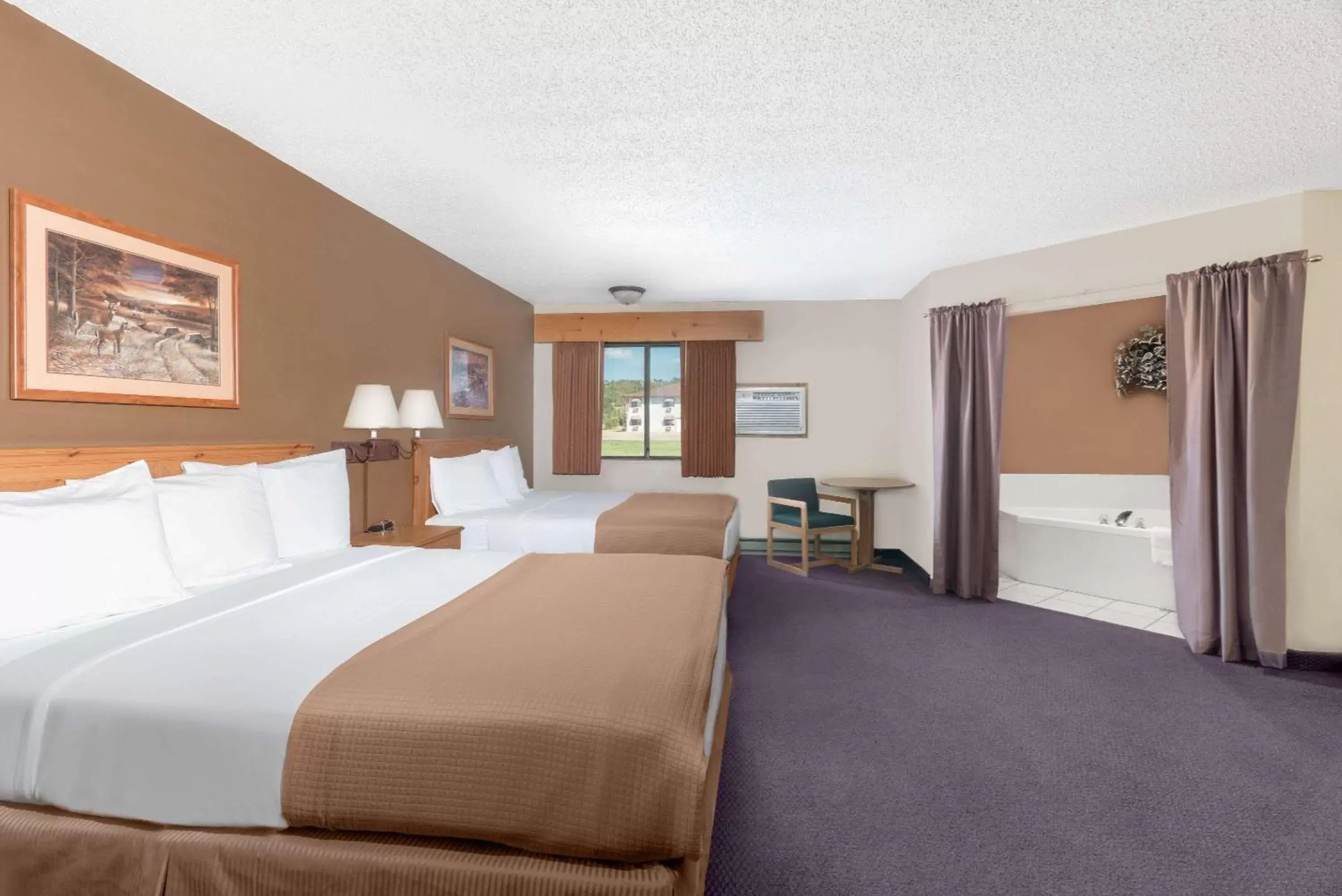 Photo of the whole room, Bed in Super 8 by Wyndham Chamberlain SD