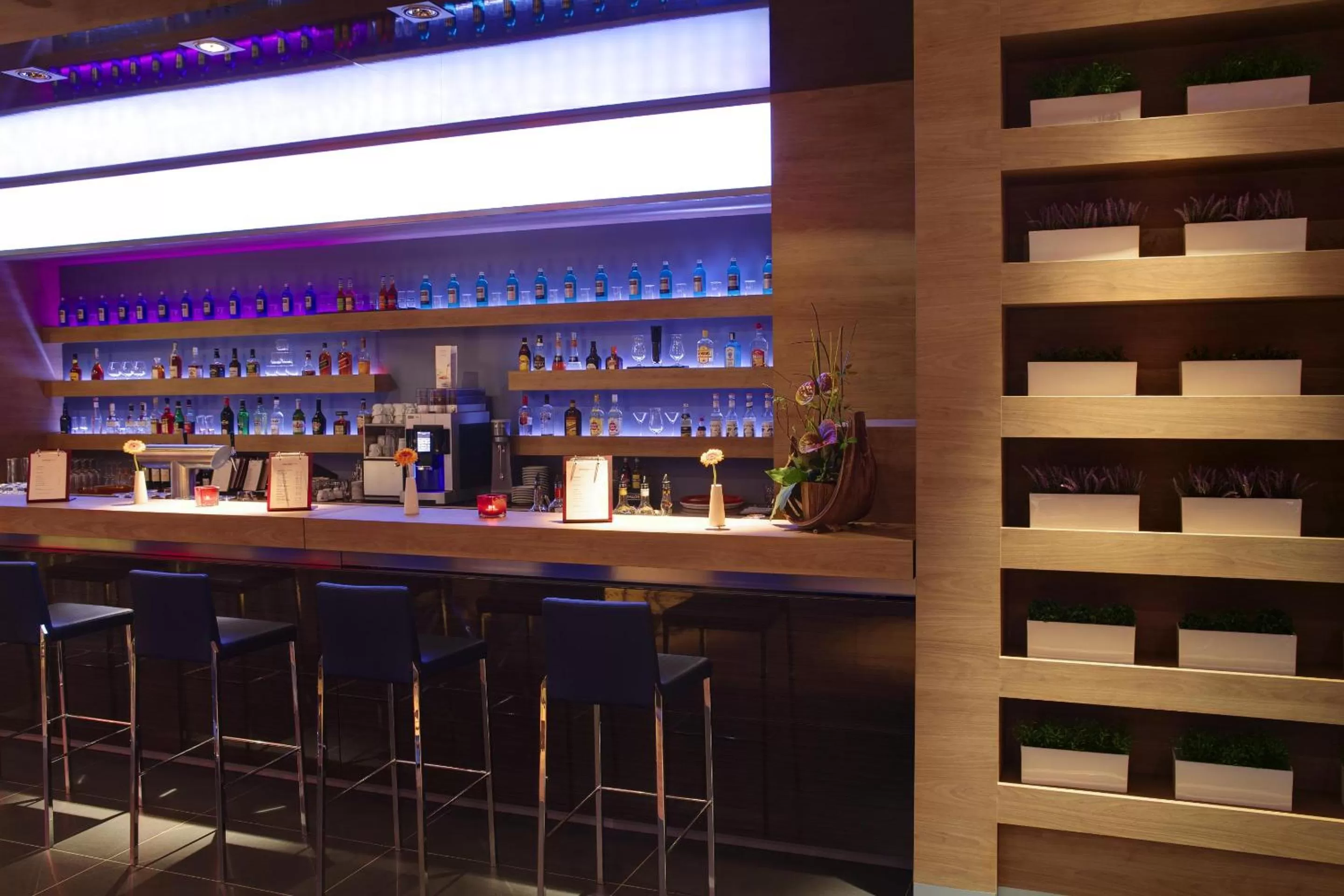 Lounge or bar in IntercityHotel Leipzig