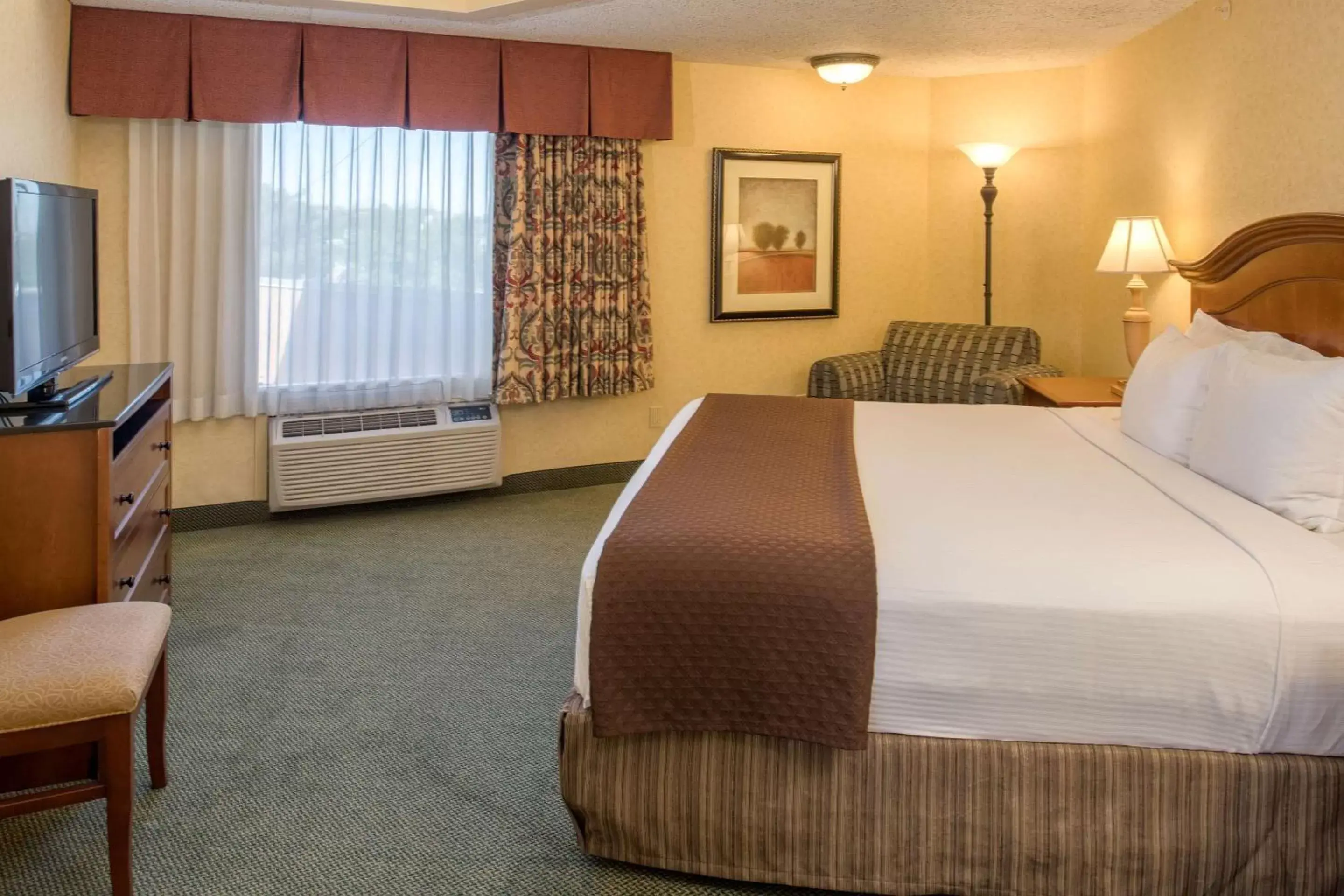 Bed in Red Lion Hotel Pasco Airport & Conference Center