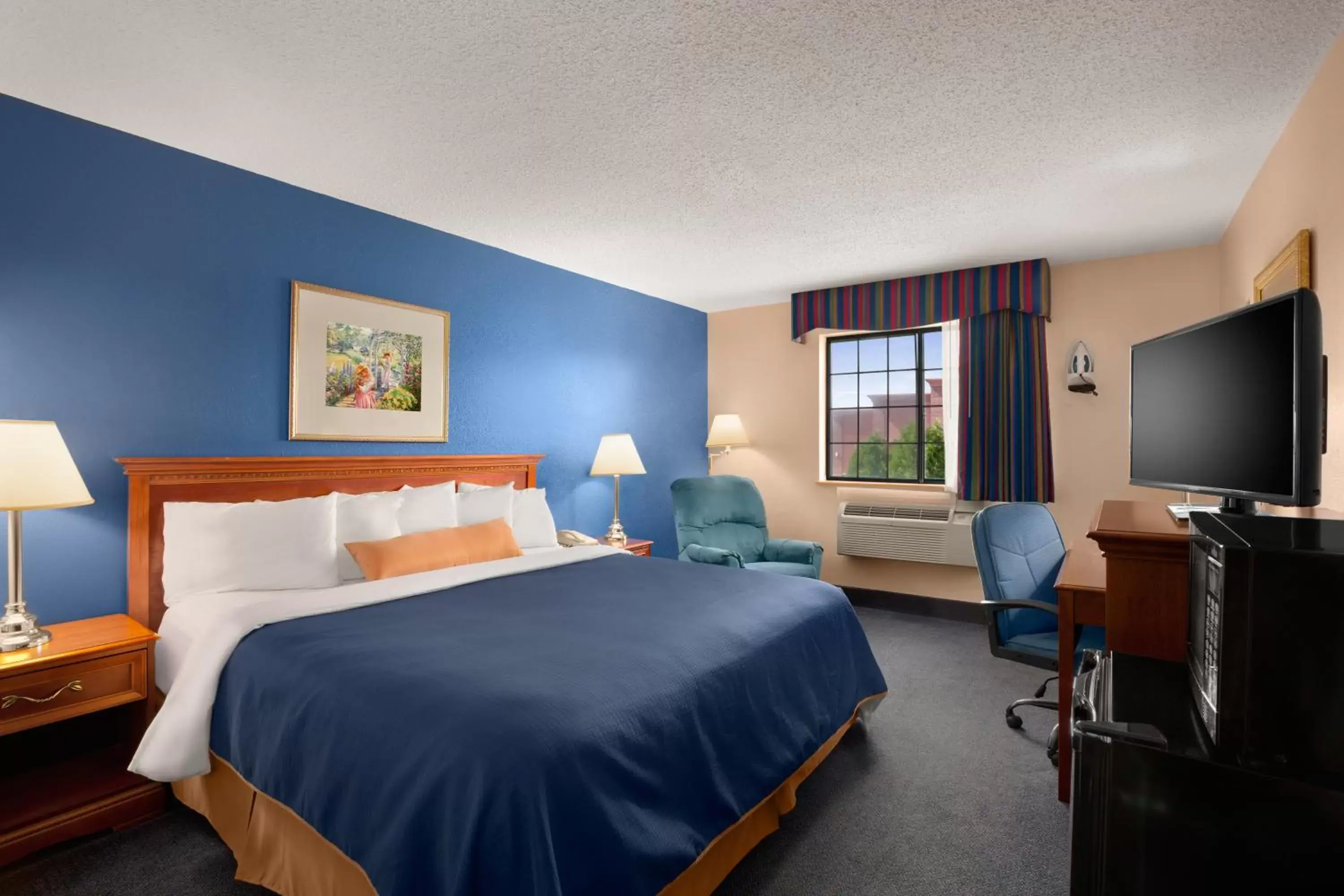Photo of the whole room, Bed in Days Inn by Wyndham Keene NH