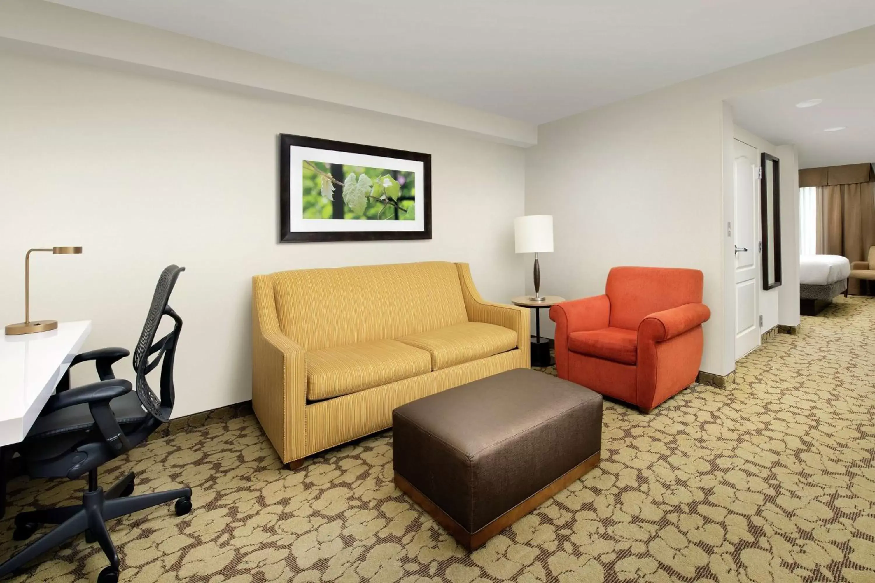 Bedroom, Seating Area in Hilton Garden Inn Frederick