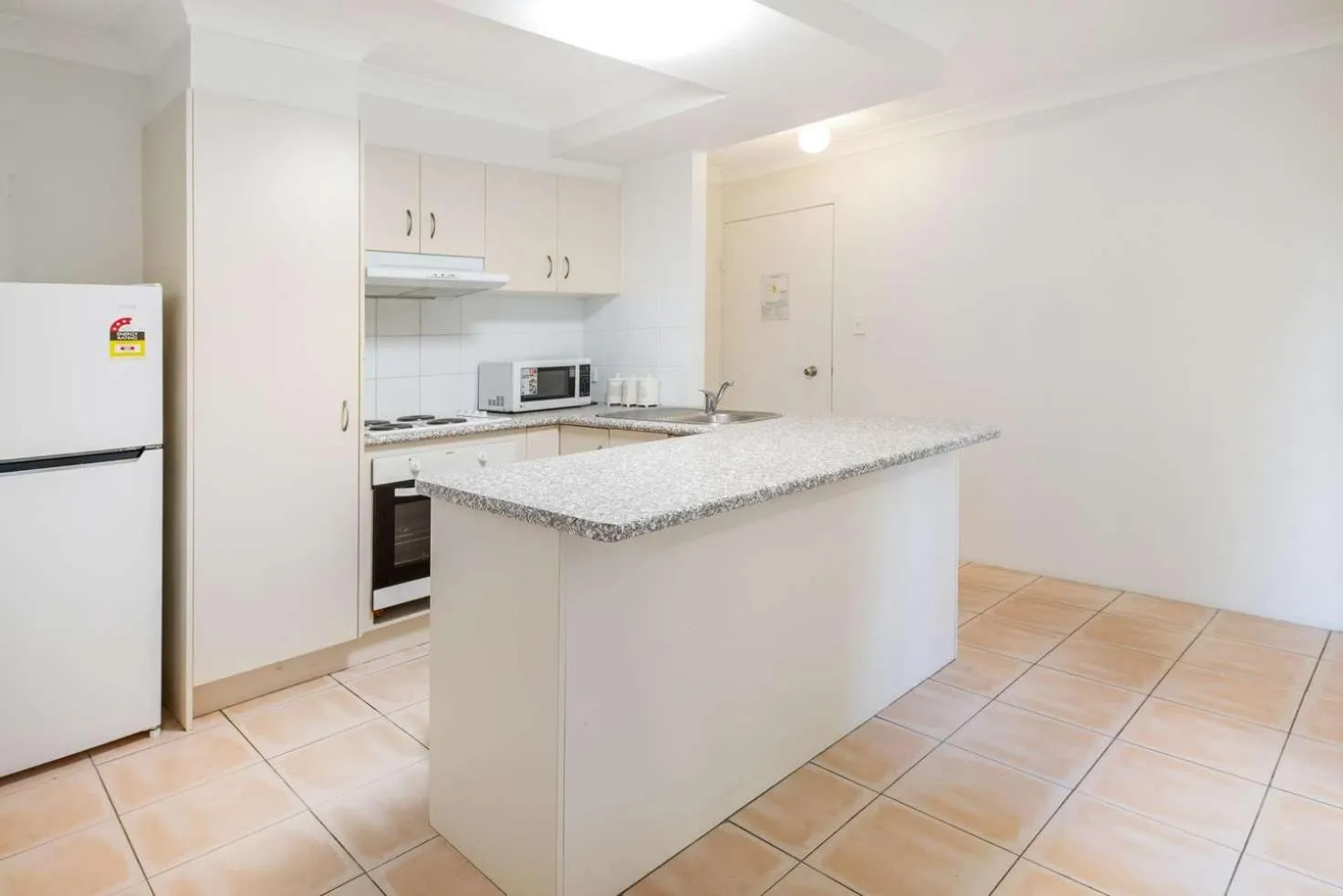 Kitchen or kitchenette in Karana Palms Resort