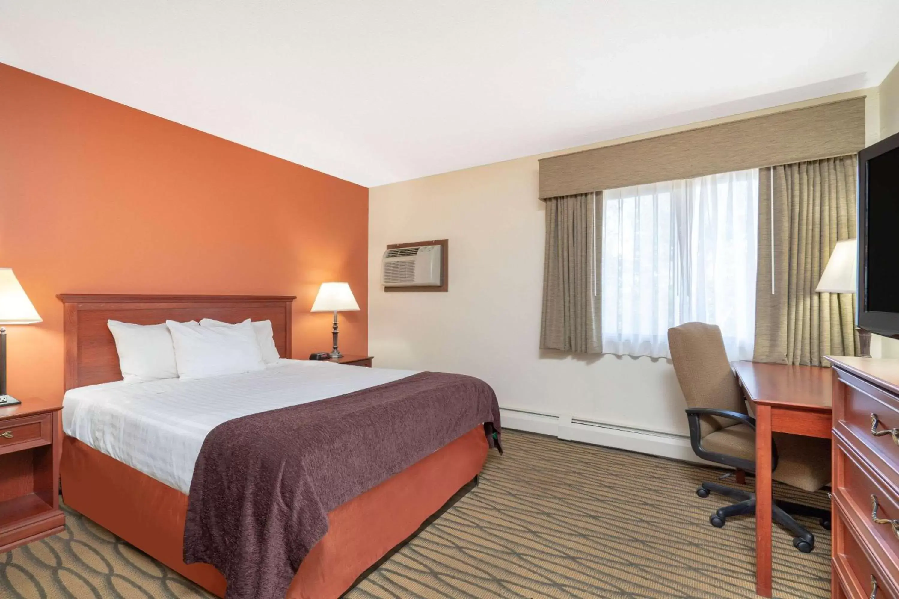 Photo of the whole room, Bed in AmericInn by Wyndham Rogers