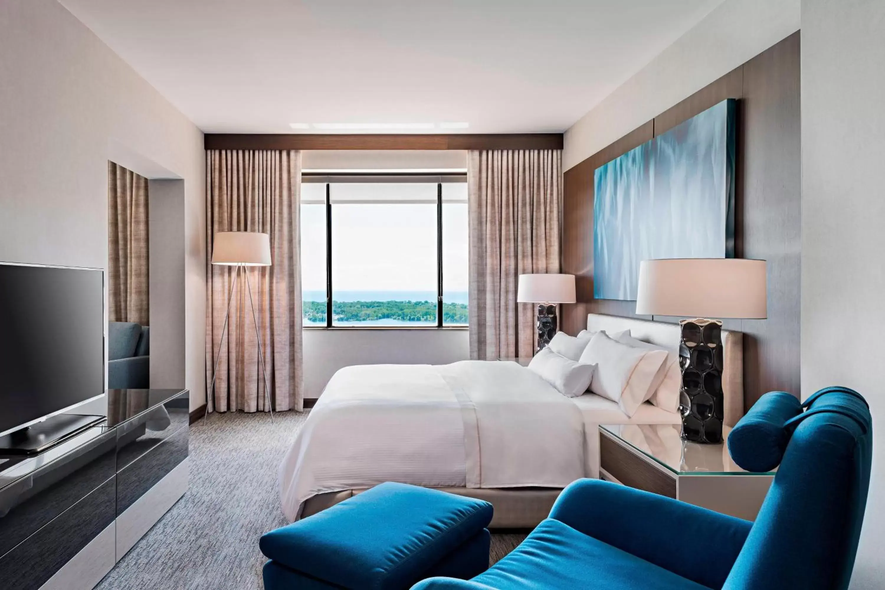 Bedroom, Seating Area in The Westin Harbour Castle, Toronto