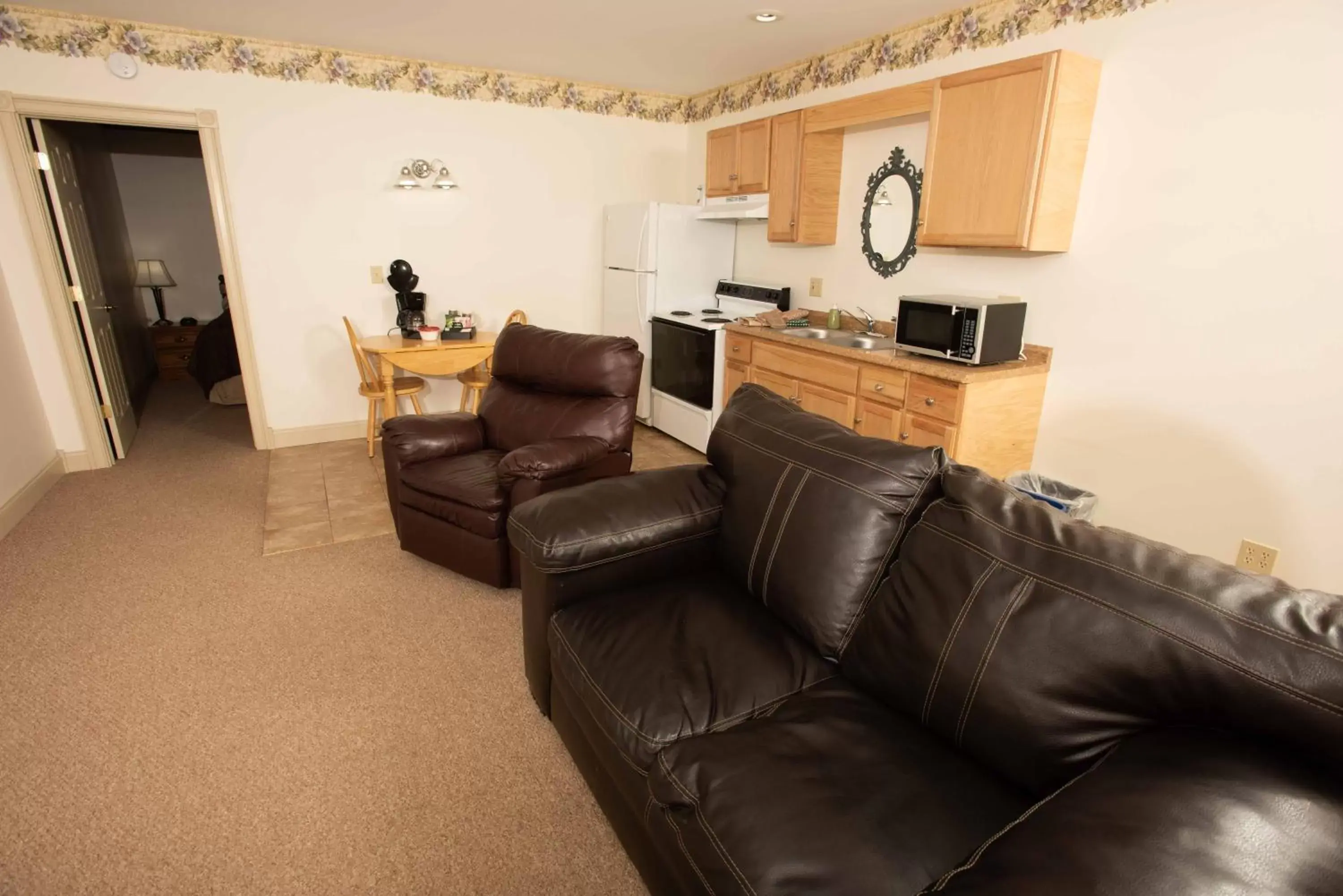 Kitchen or kitchenette, Seating Area in Blue Spruce Motel