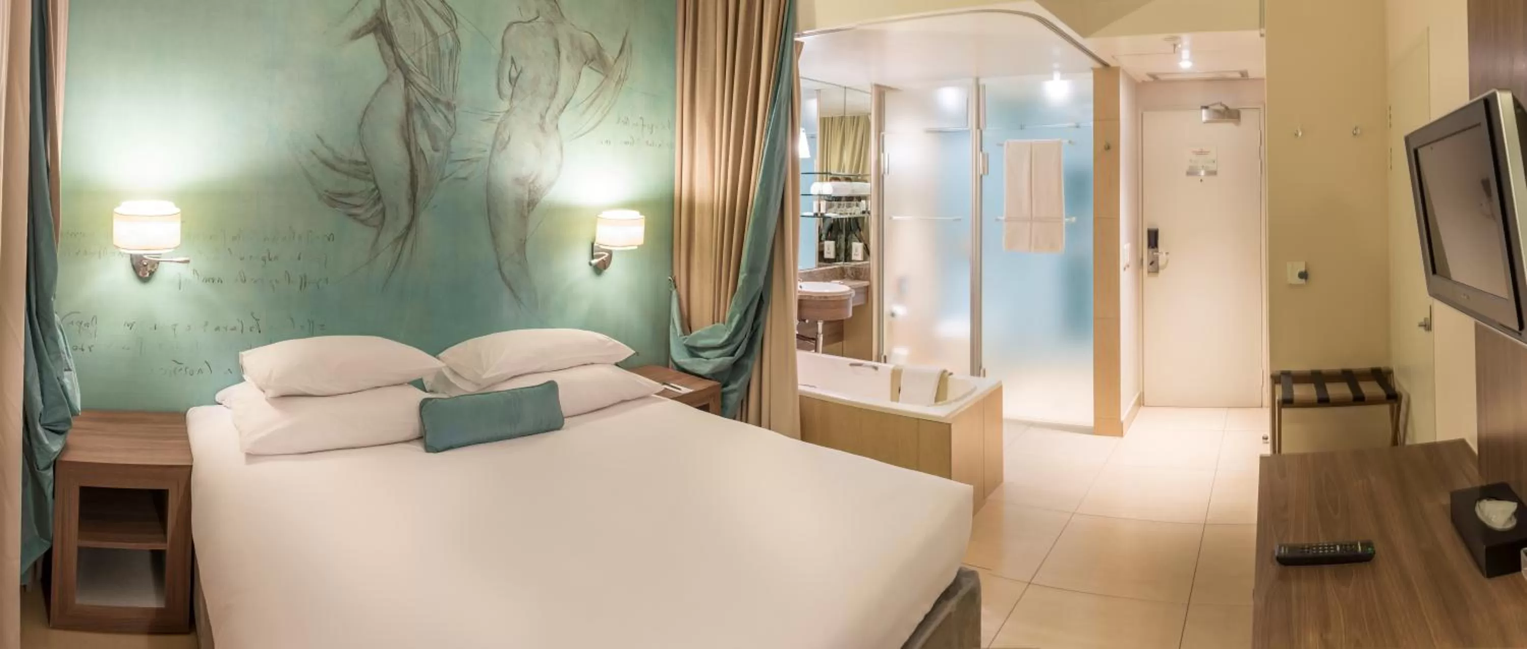 Photo of the whole room, Bed in Metcourt at Emperors Palace