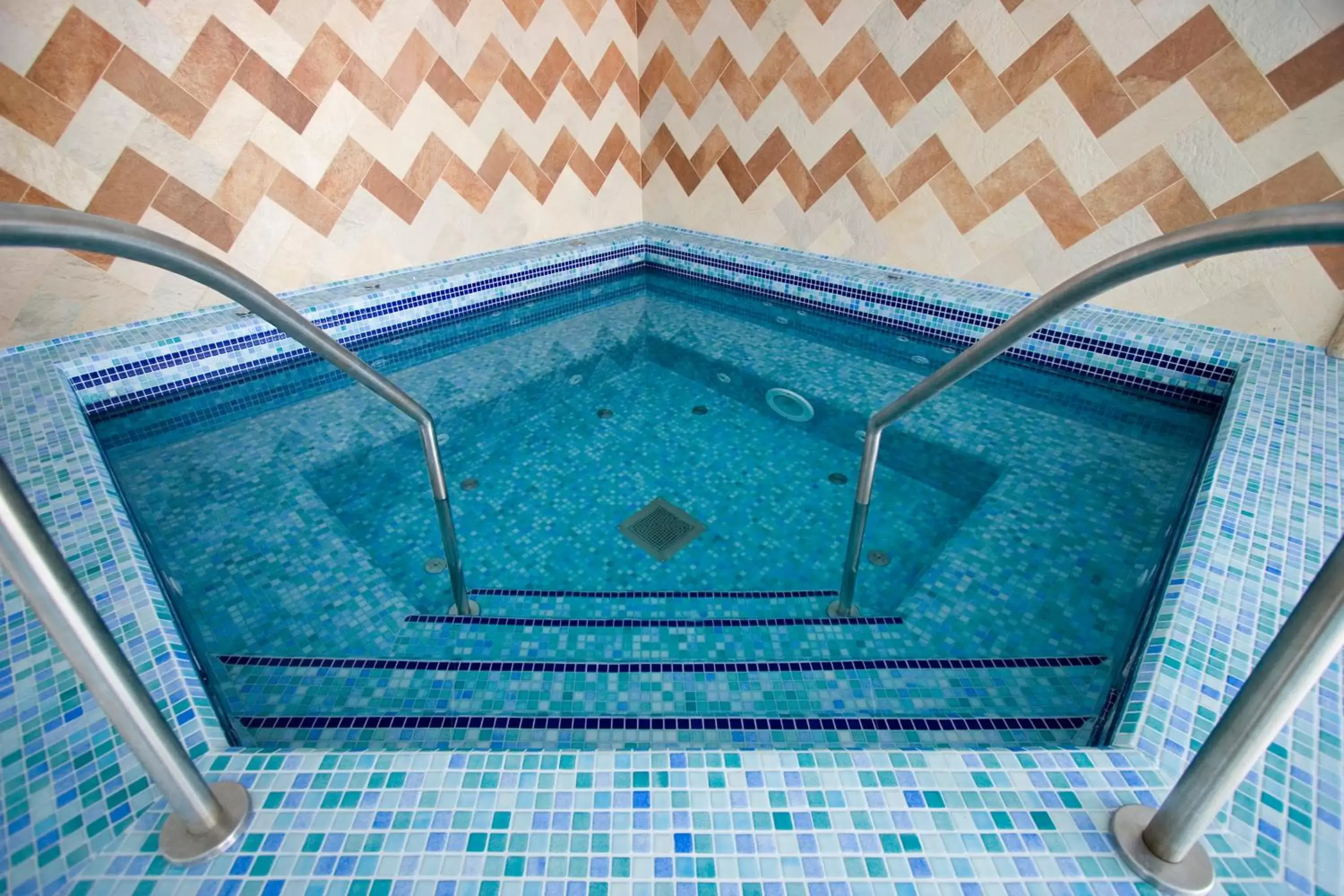 Hot Tub, Swimming Pool in Rubin Wellness & Conference Hotel