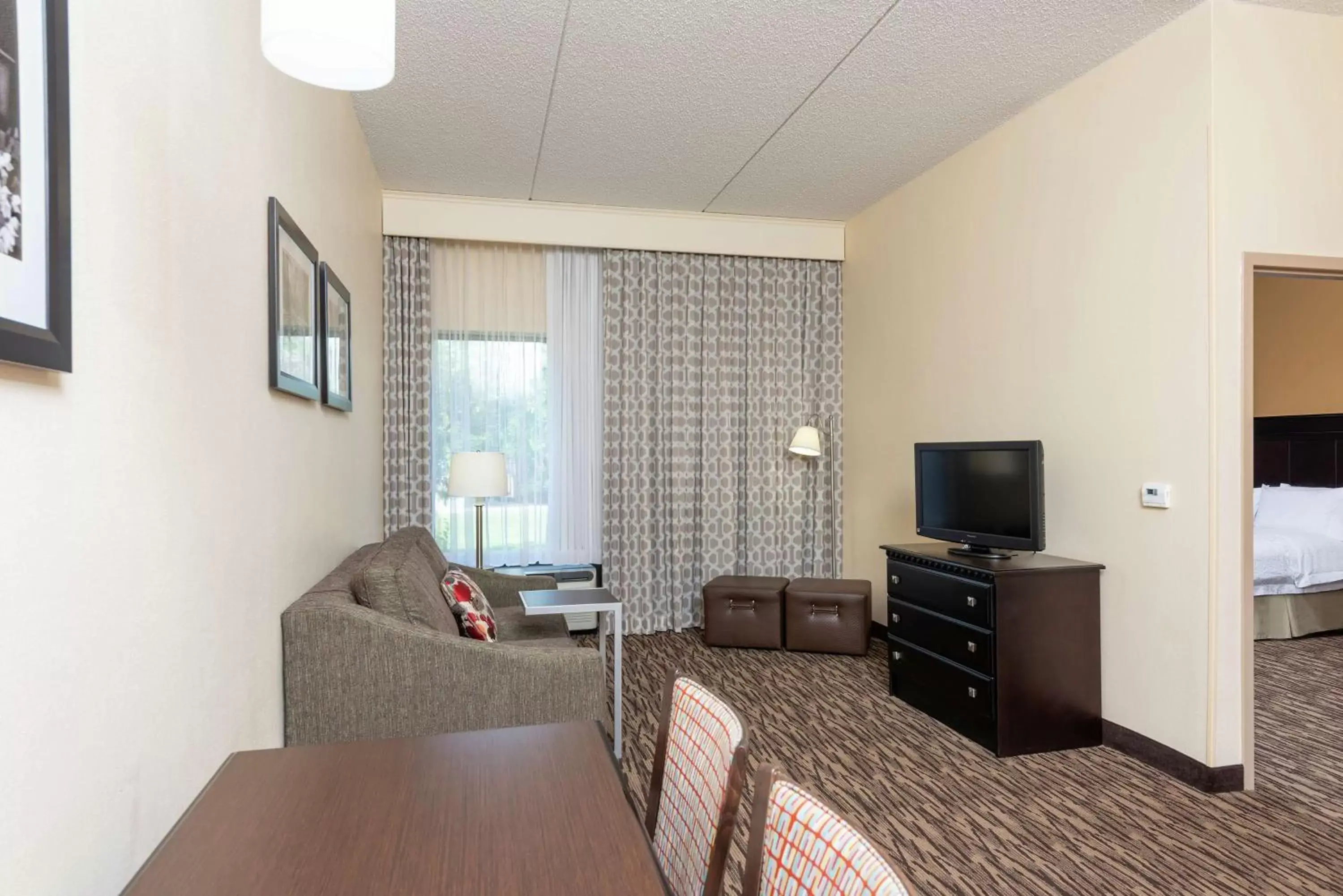 Living room, TV/Entertainment Center in Hampton Inn & Suites Cleveland-Airport/Middleburg Heights