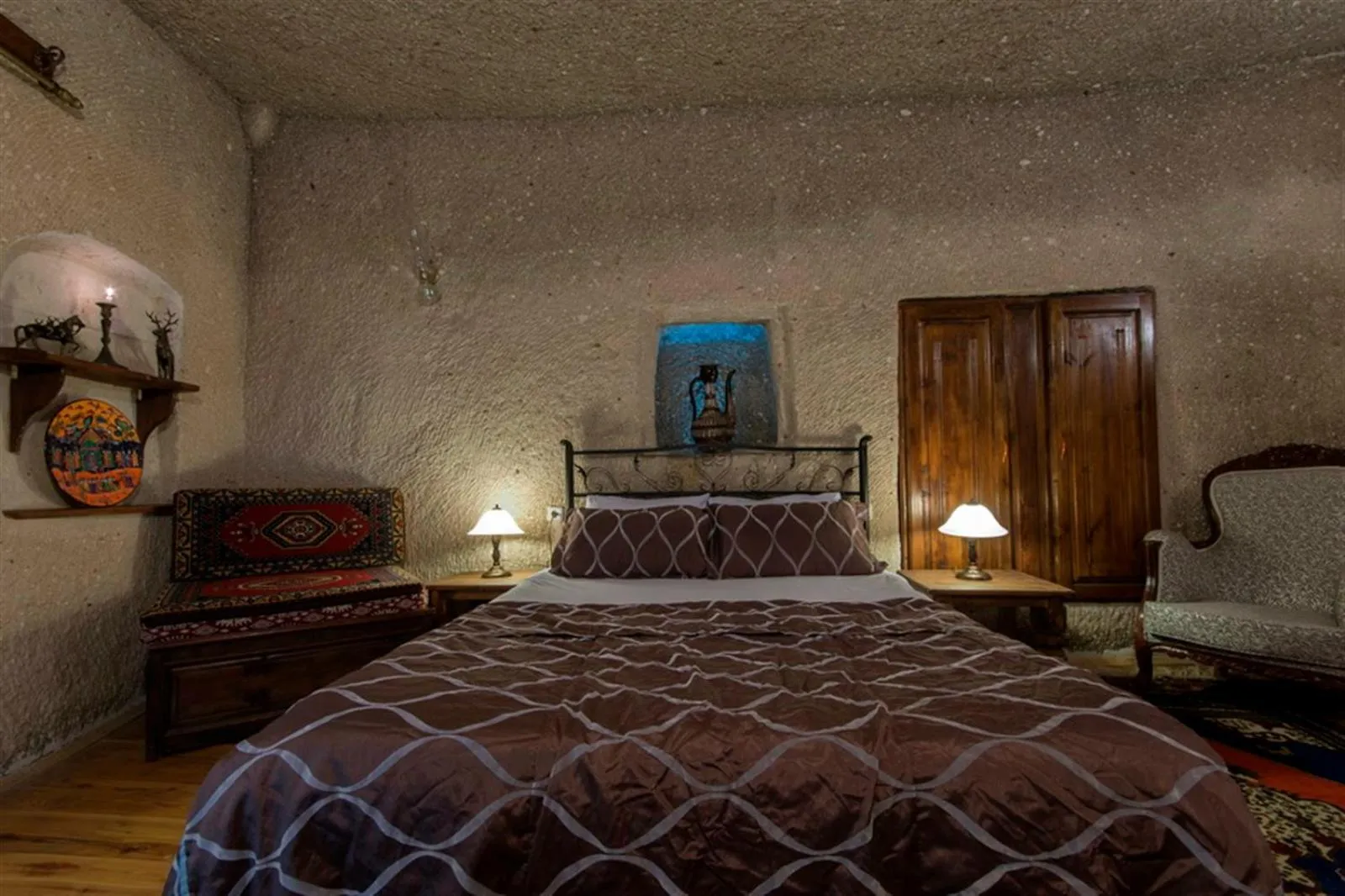 Bedroom, Bed in Antique Terrace Cave Suites