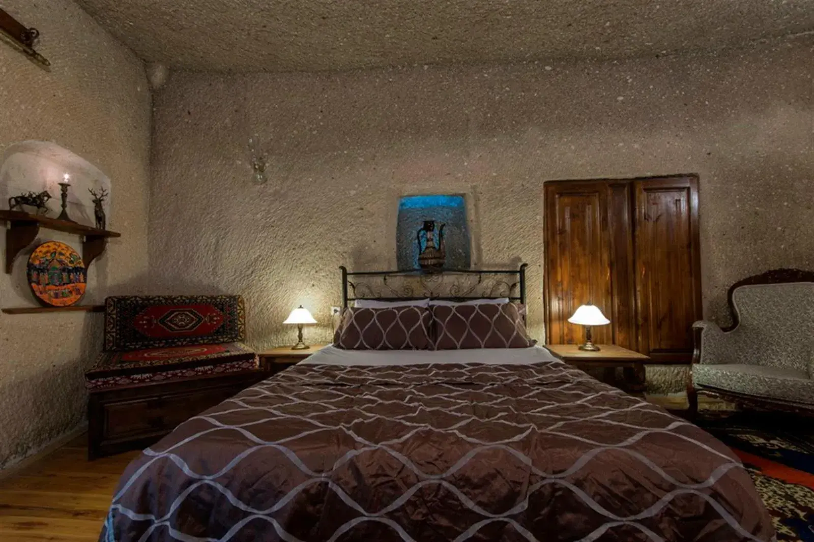 Bedroom, Bed in Antique Terrace Cave Suites