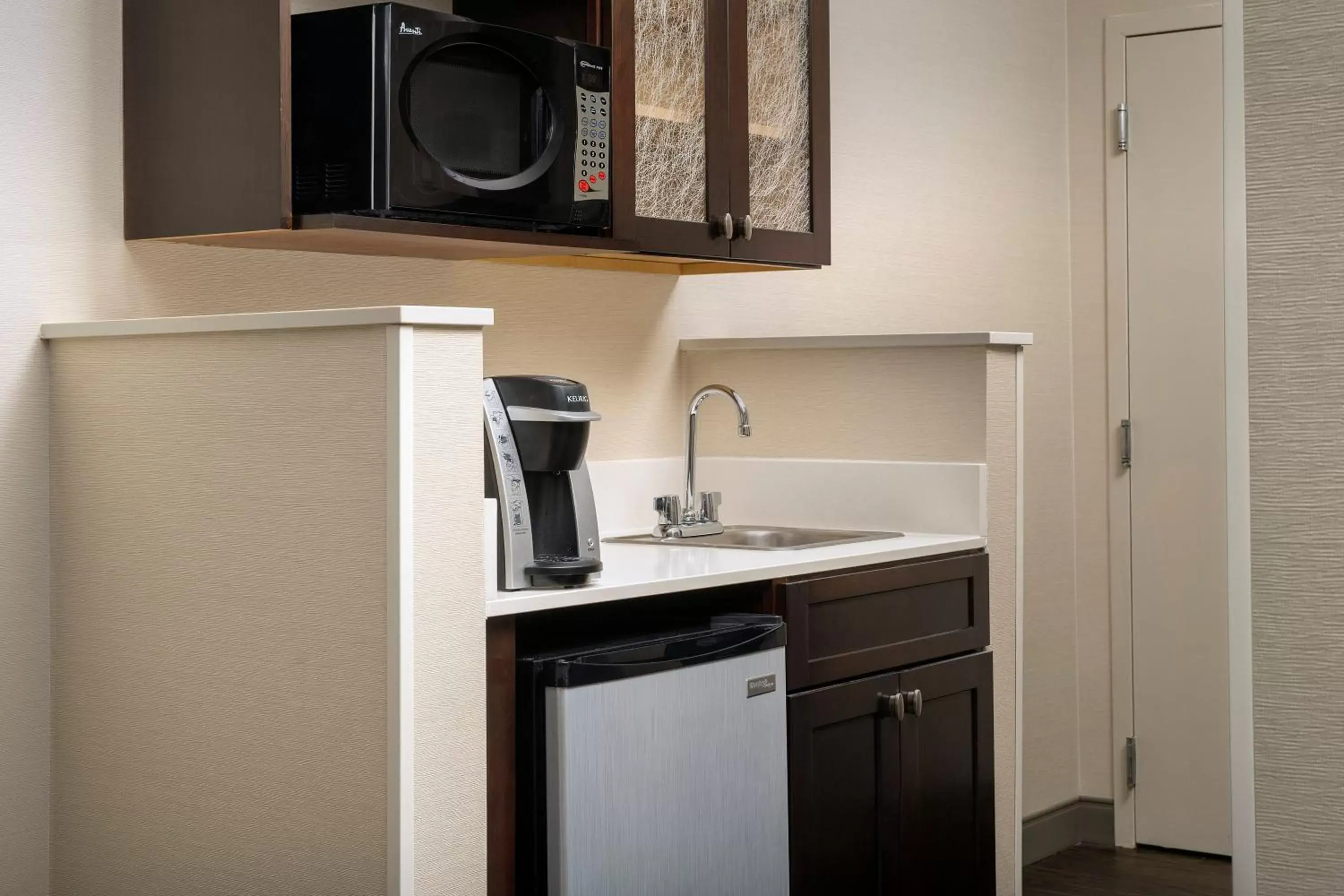 Photo of the whole room, Kitchen/Kitchenette in Holiday Inn Express Hotel & Suites Annapolis, an IHG Hotel