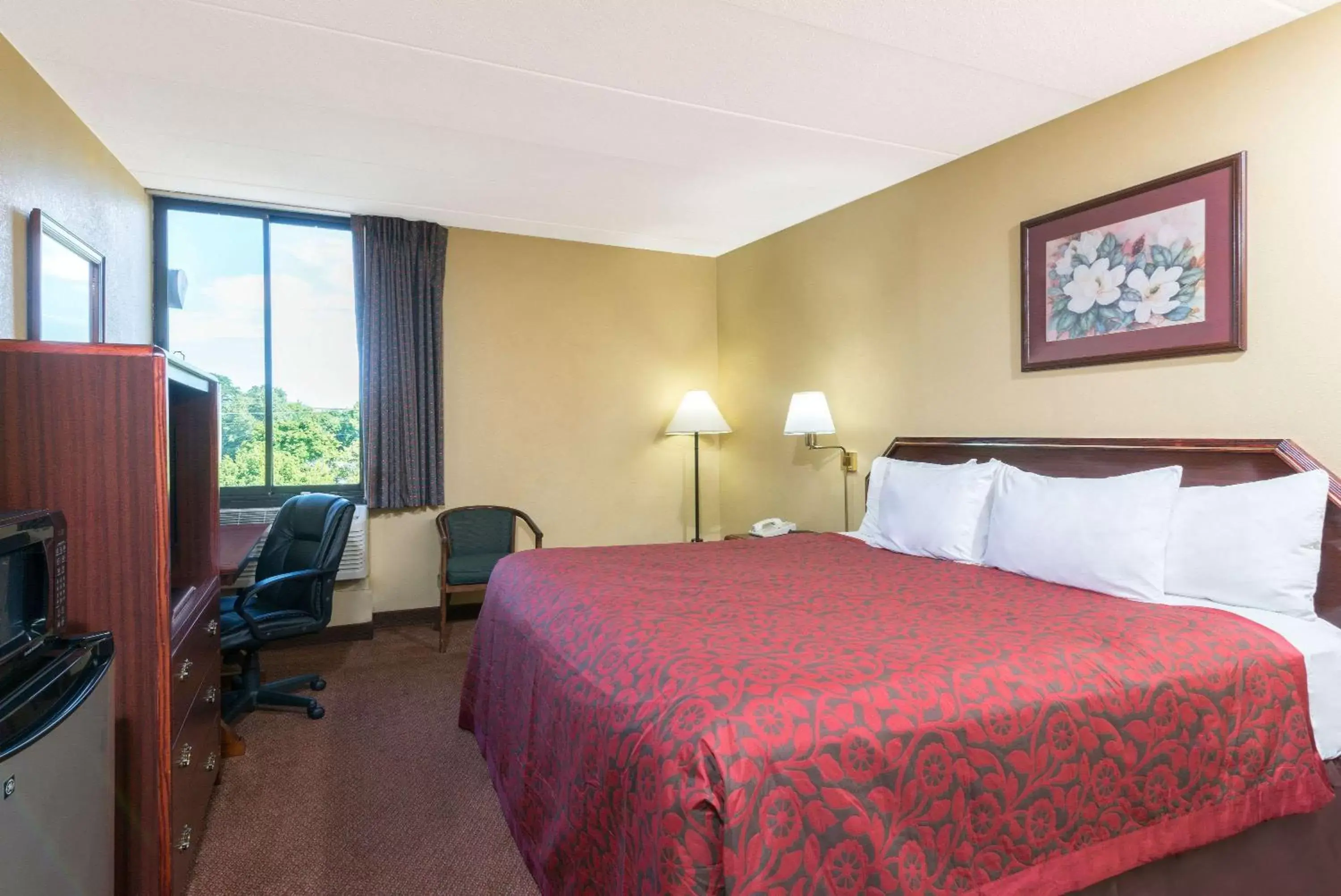 Photo of the whole room, Bed in Days Inn by Wyndham Hagerstown