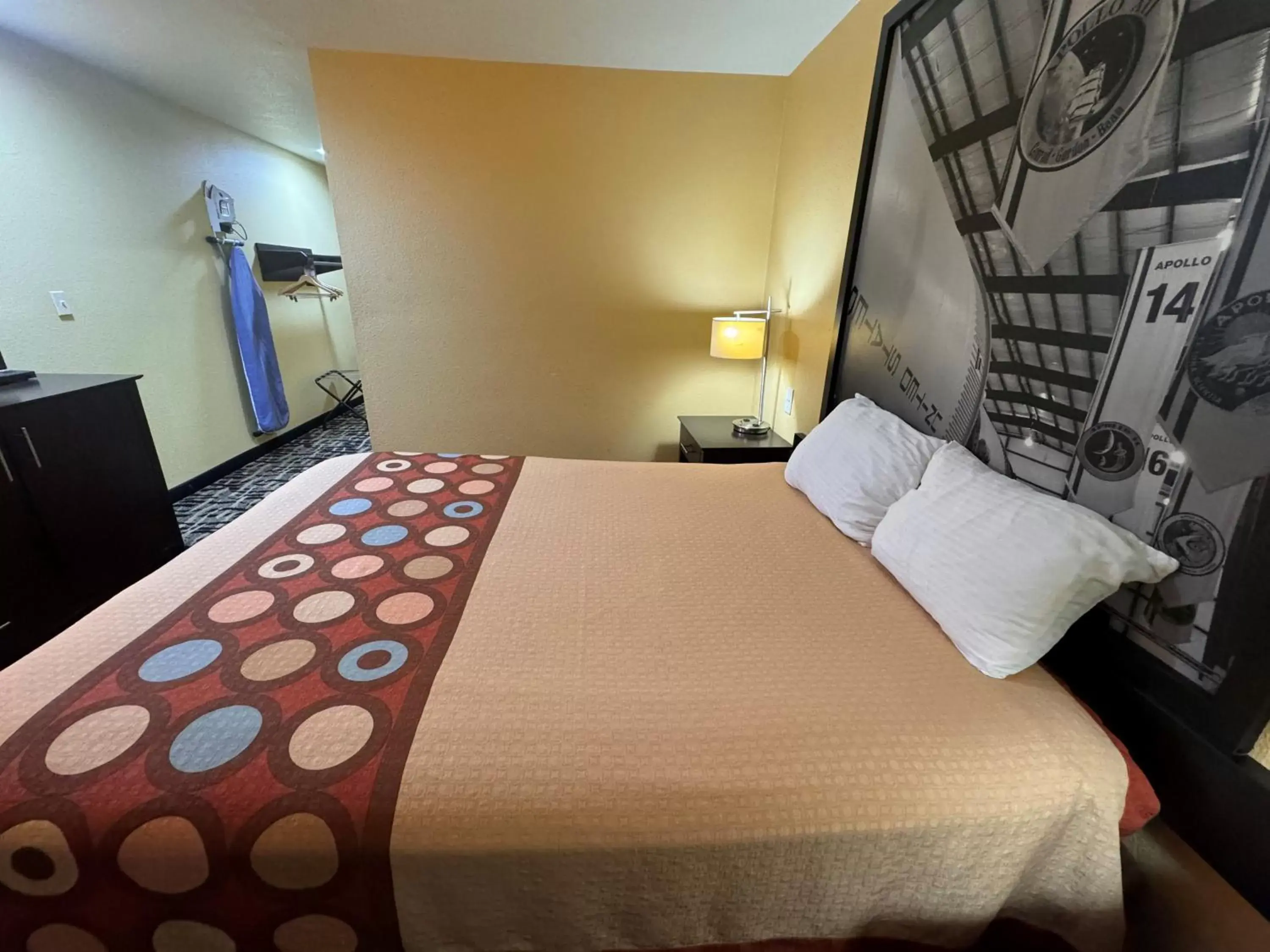 Bed in Super 8 by Wyndham Pasadena