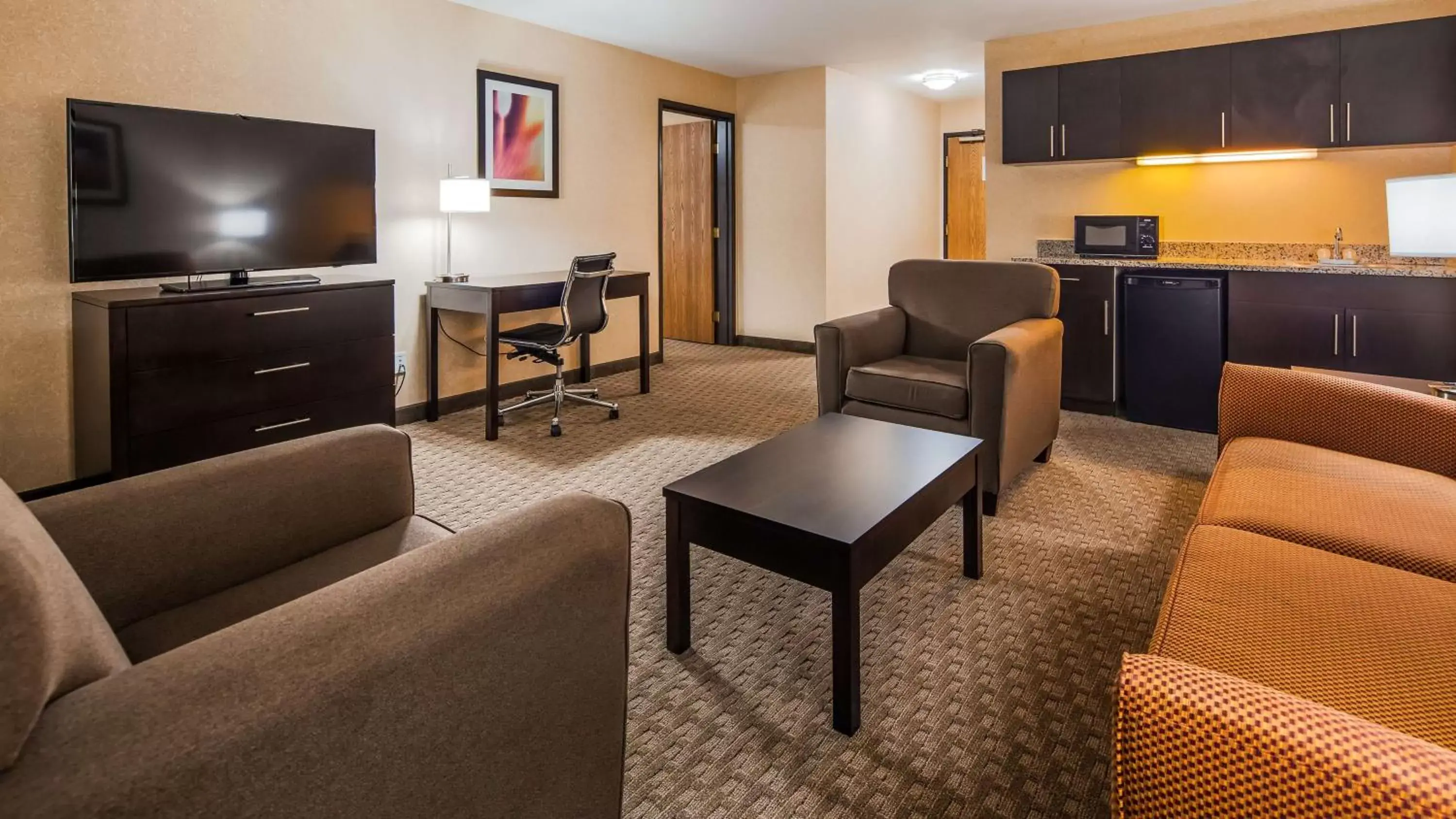 Living room, Seating Area in Best Western Plus Howe Inn