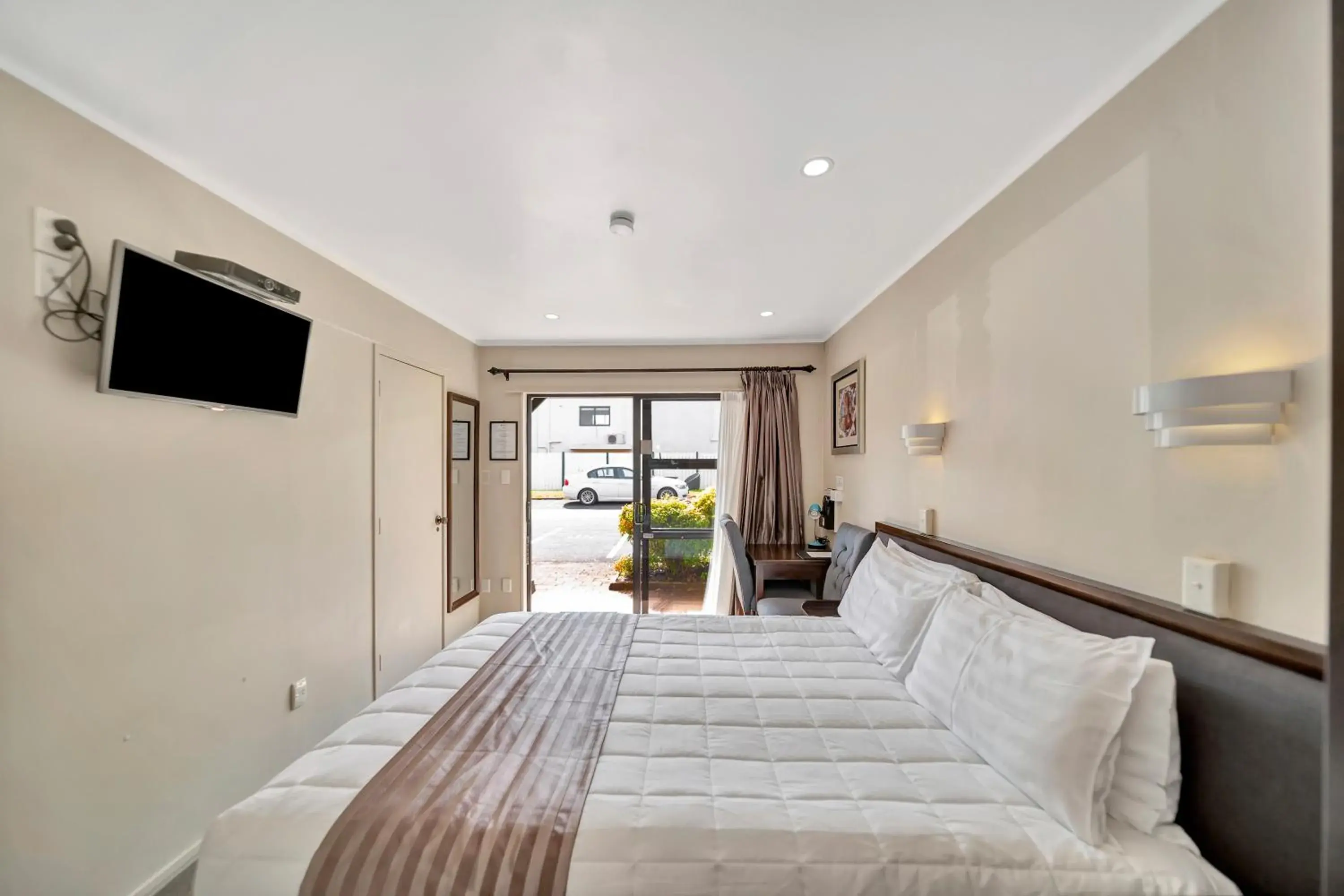 Executive Studio with Bathtub in Tudor Court Motor Lodge Executive Studio with Bathtub in Tudor Court Motor Lodge