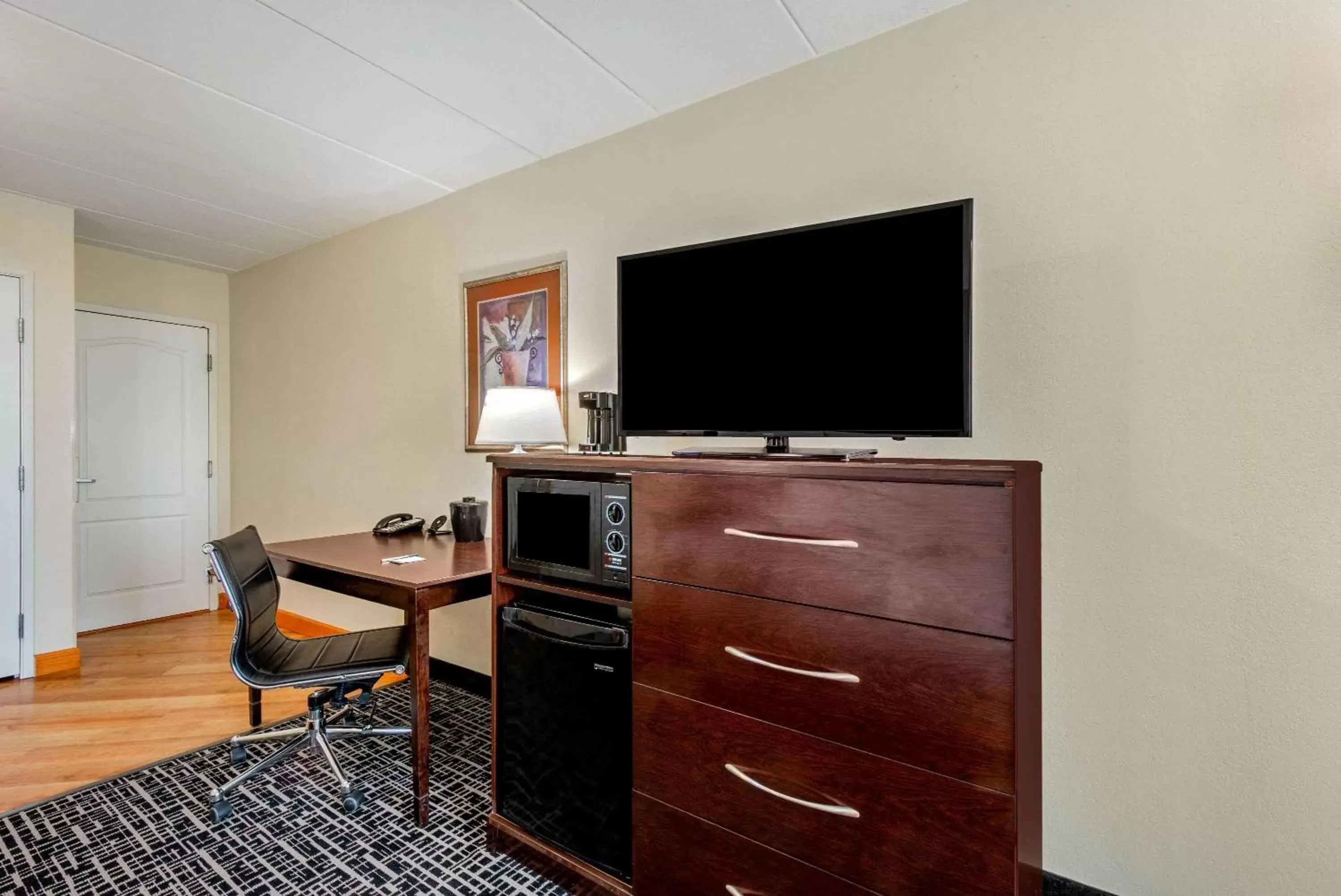 Photo of the whole room, TV/Entertainment Center in La Quinta by Wyndham Lexington Park - Patuxent