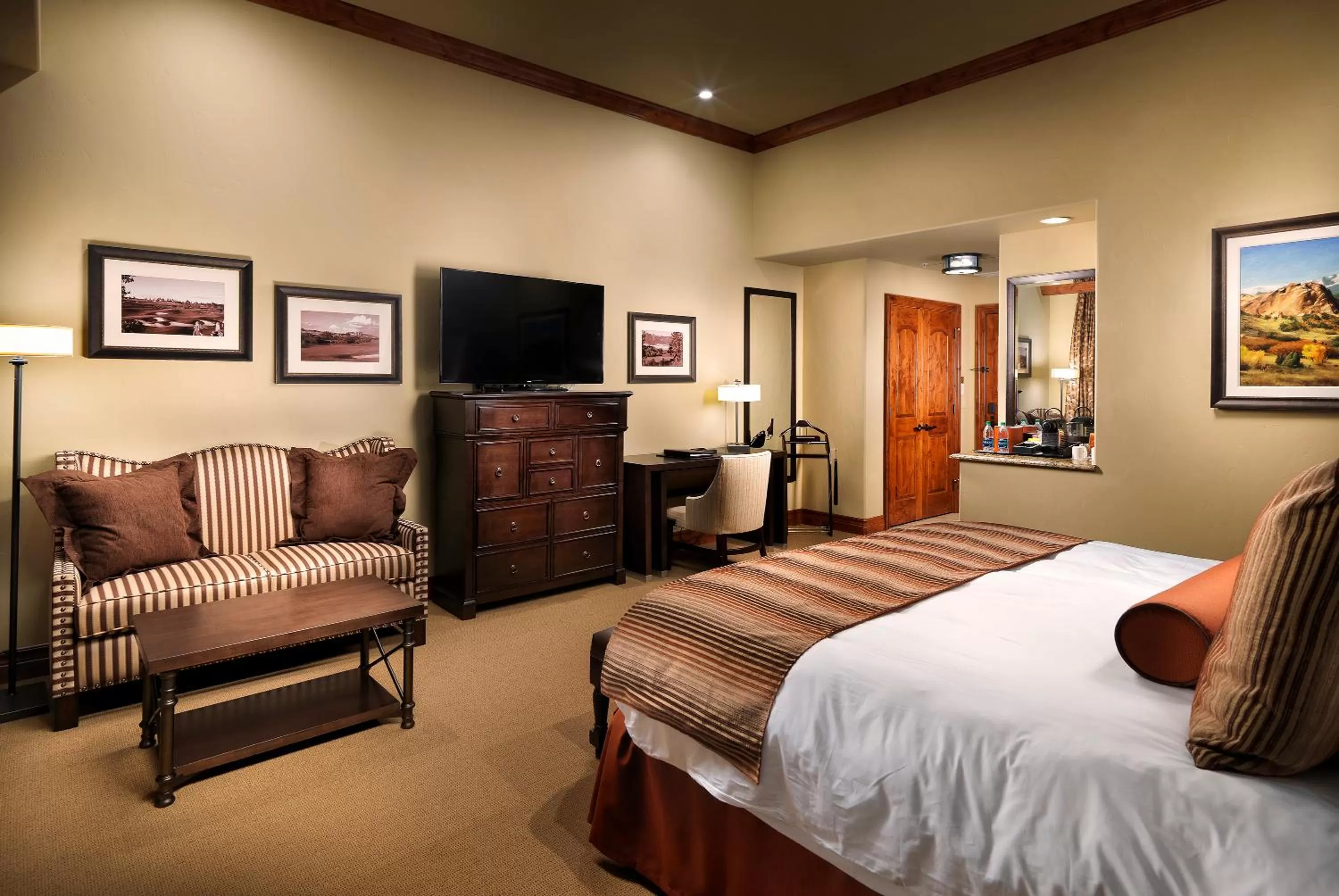 Photo of the whole room, Bed in Flying Horse Resort & Club