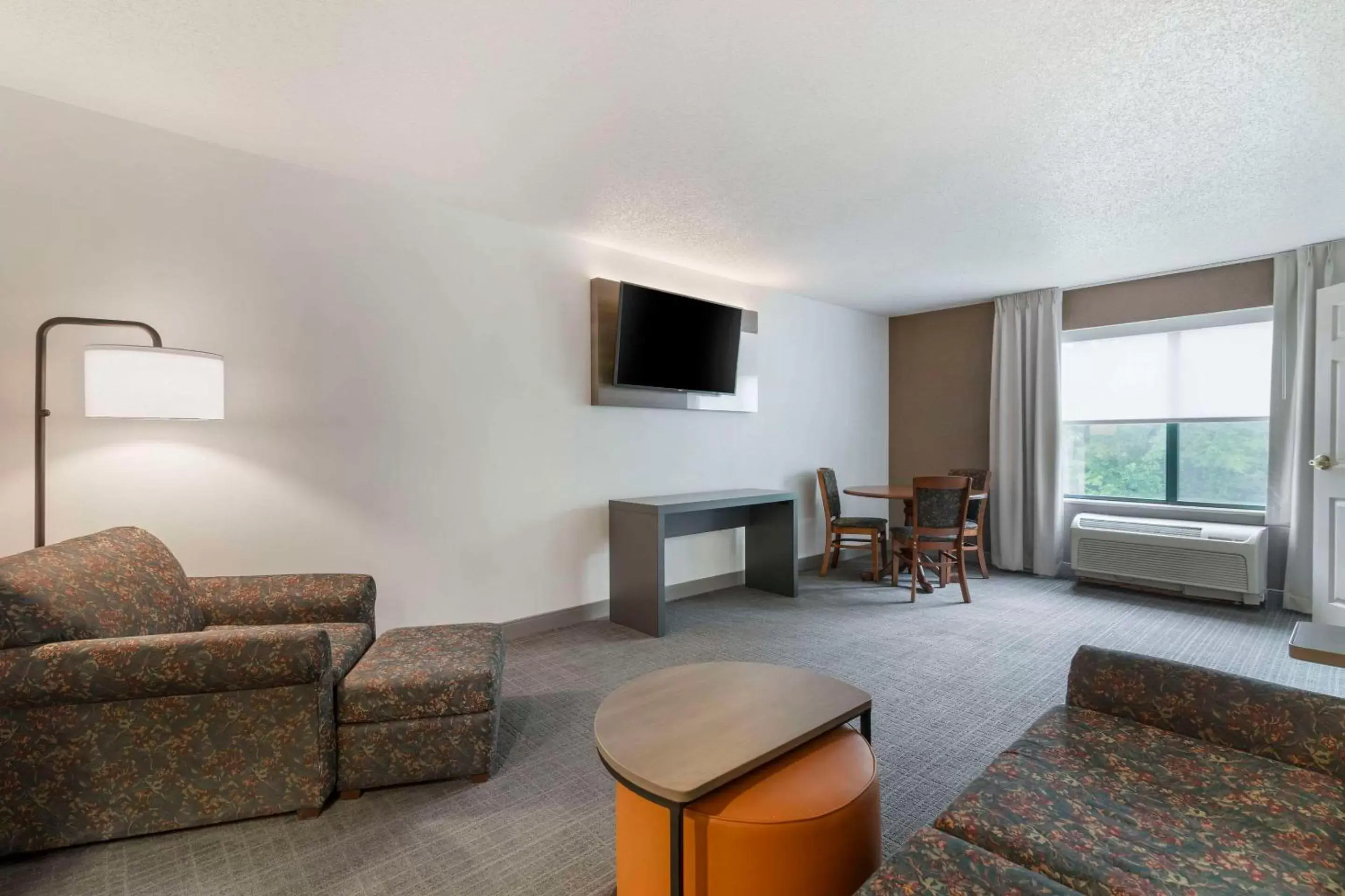 Bedroom, Seating Area in Comfort Inn & Suites Lake George