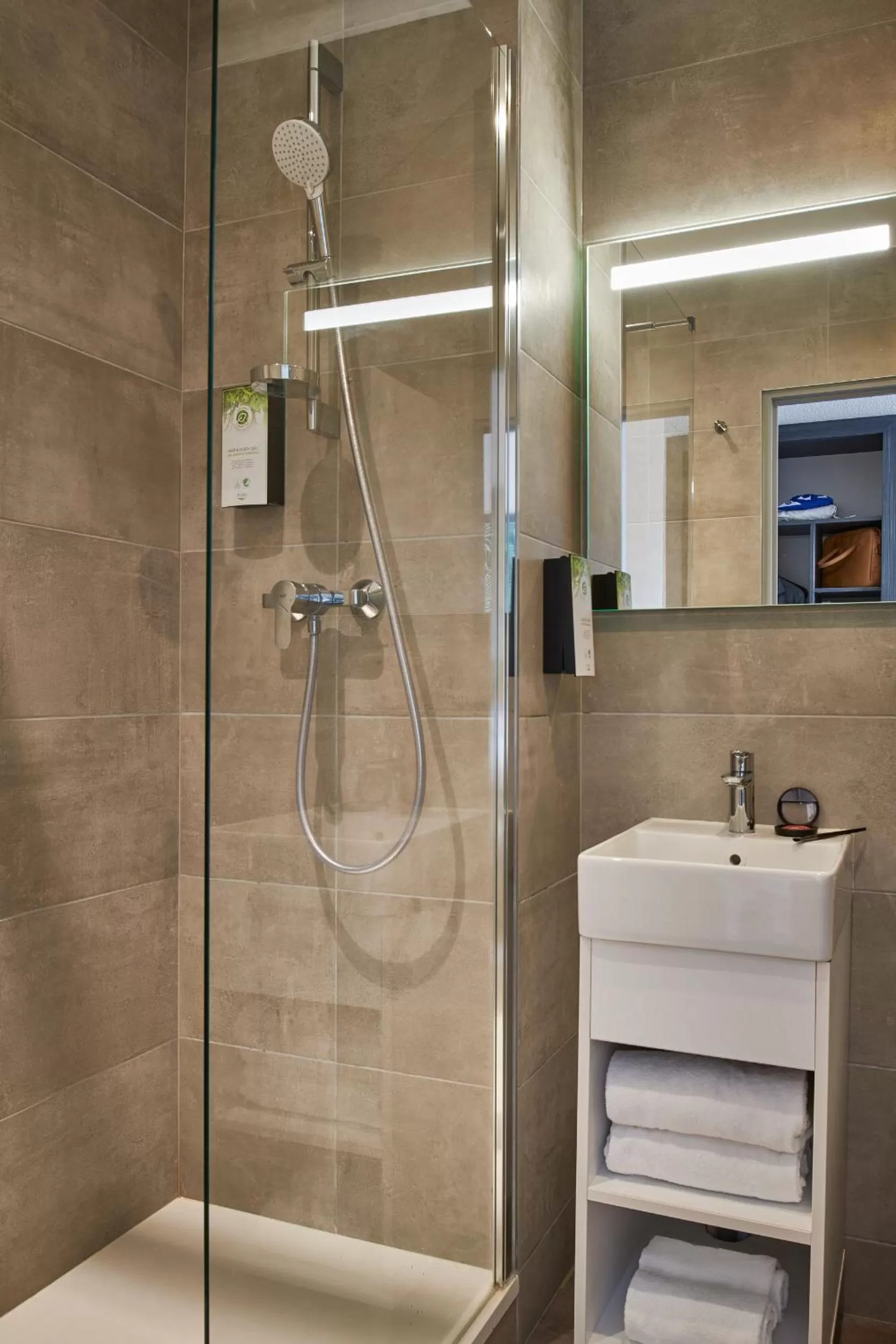 Bathroom in Kyriad Sens