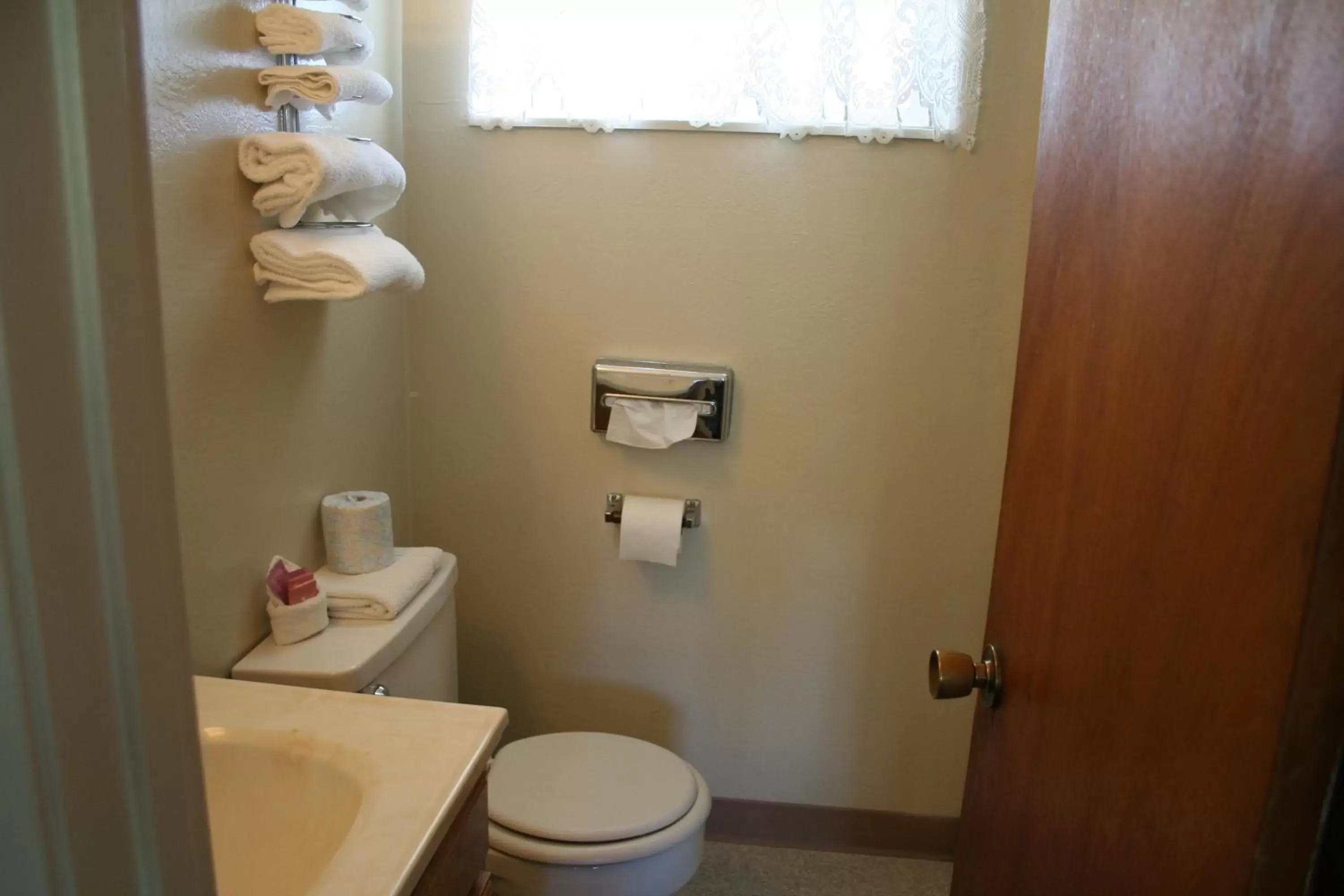 Bathroom in Hi-Lo Motel, Cafe and RV Park