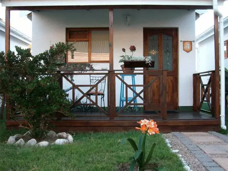 Facade/entrance, Property Building in Alpine Inn