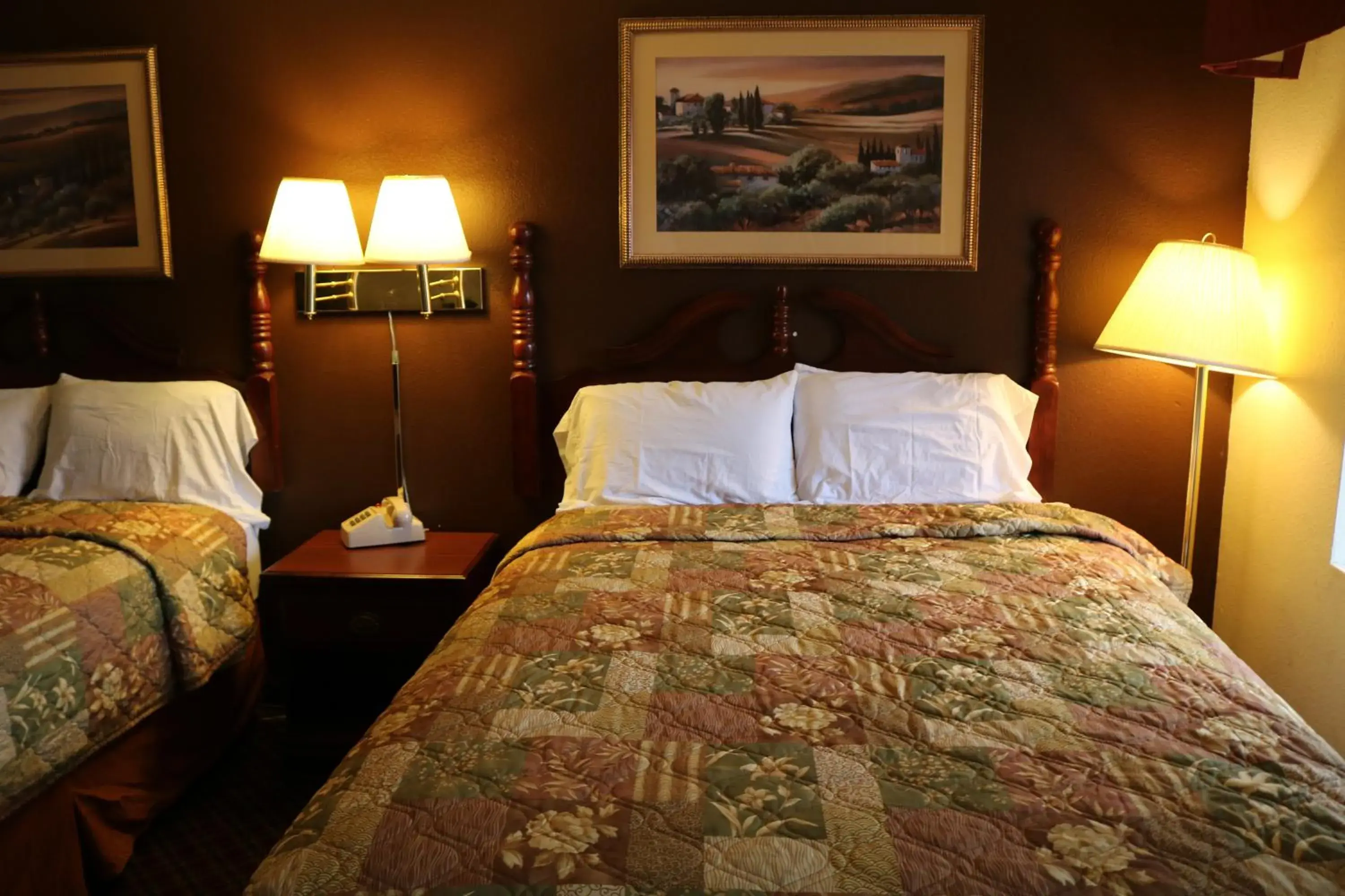 Bedroom, Bed in Battlefield Inn Springfield
