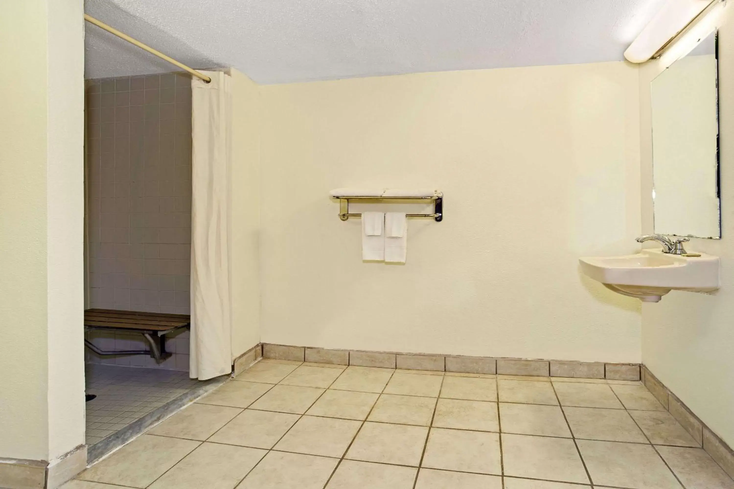 On site, Bathroom in Super 8 by Wyndham Fort Mitchell Cincinnati Area