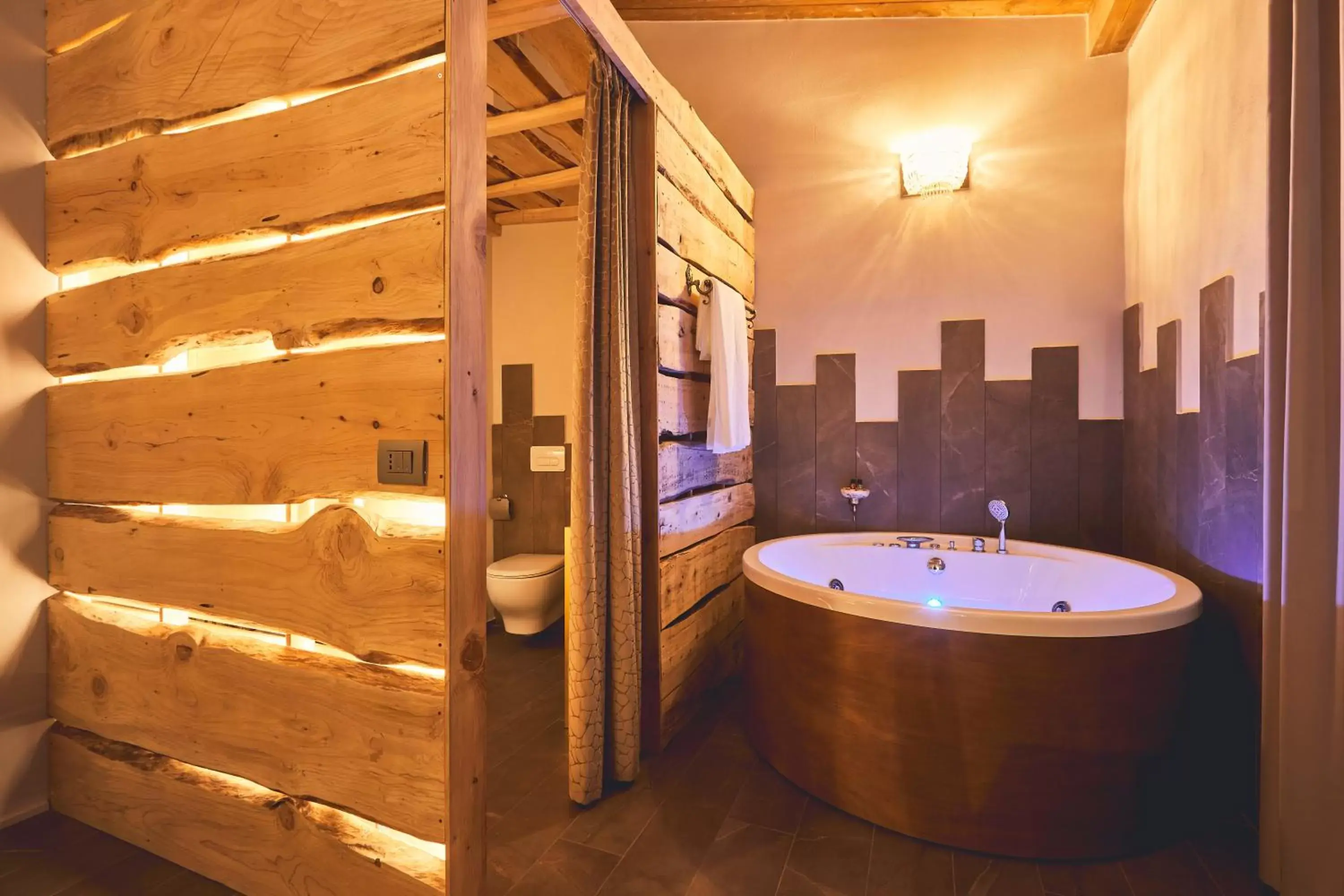 Hot Tub, Bathroom in Le Stagioni Luxury Suite