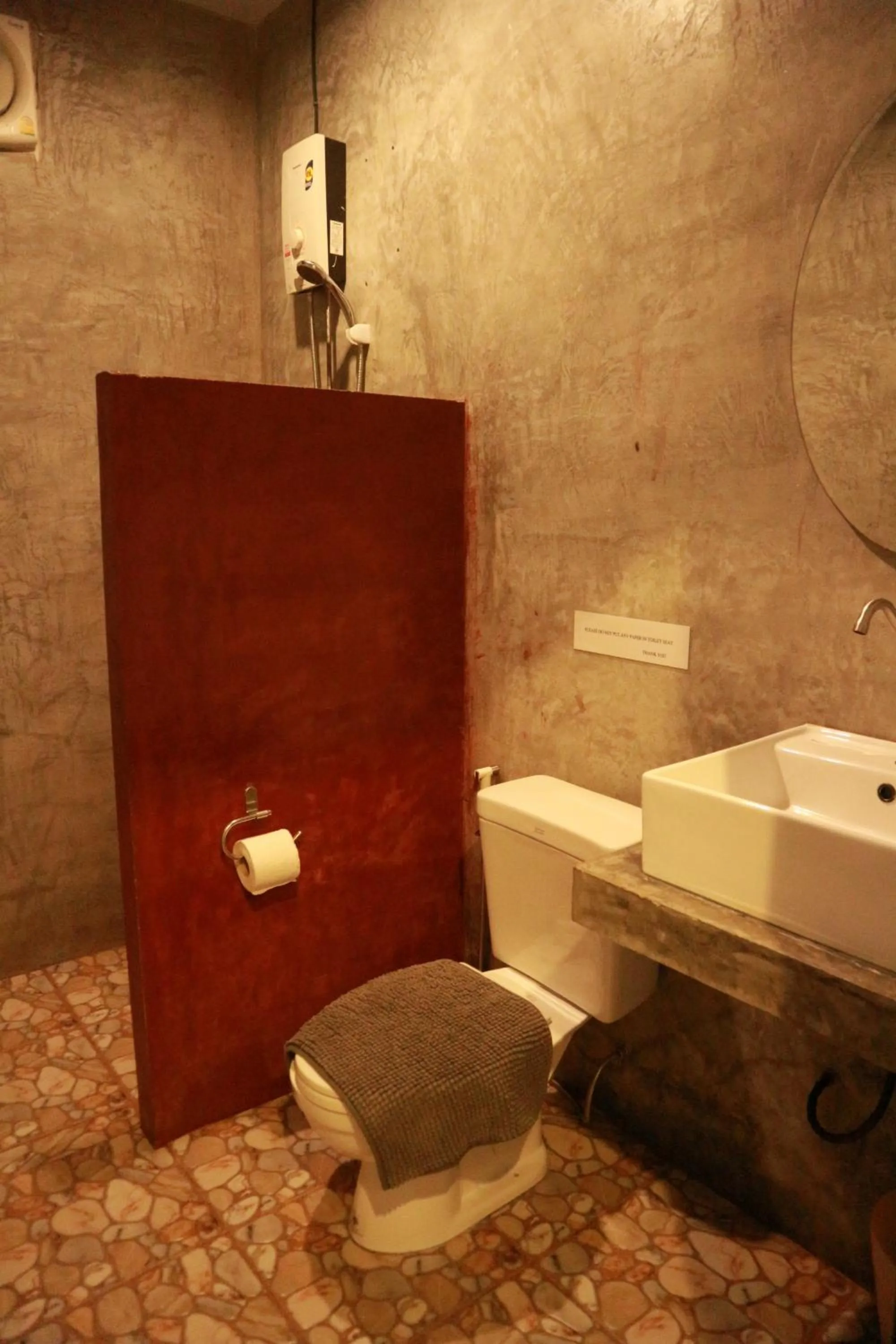 Toilet in Raven Blue