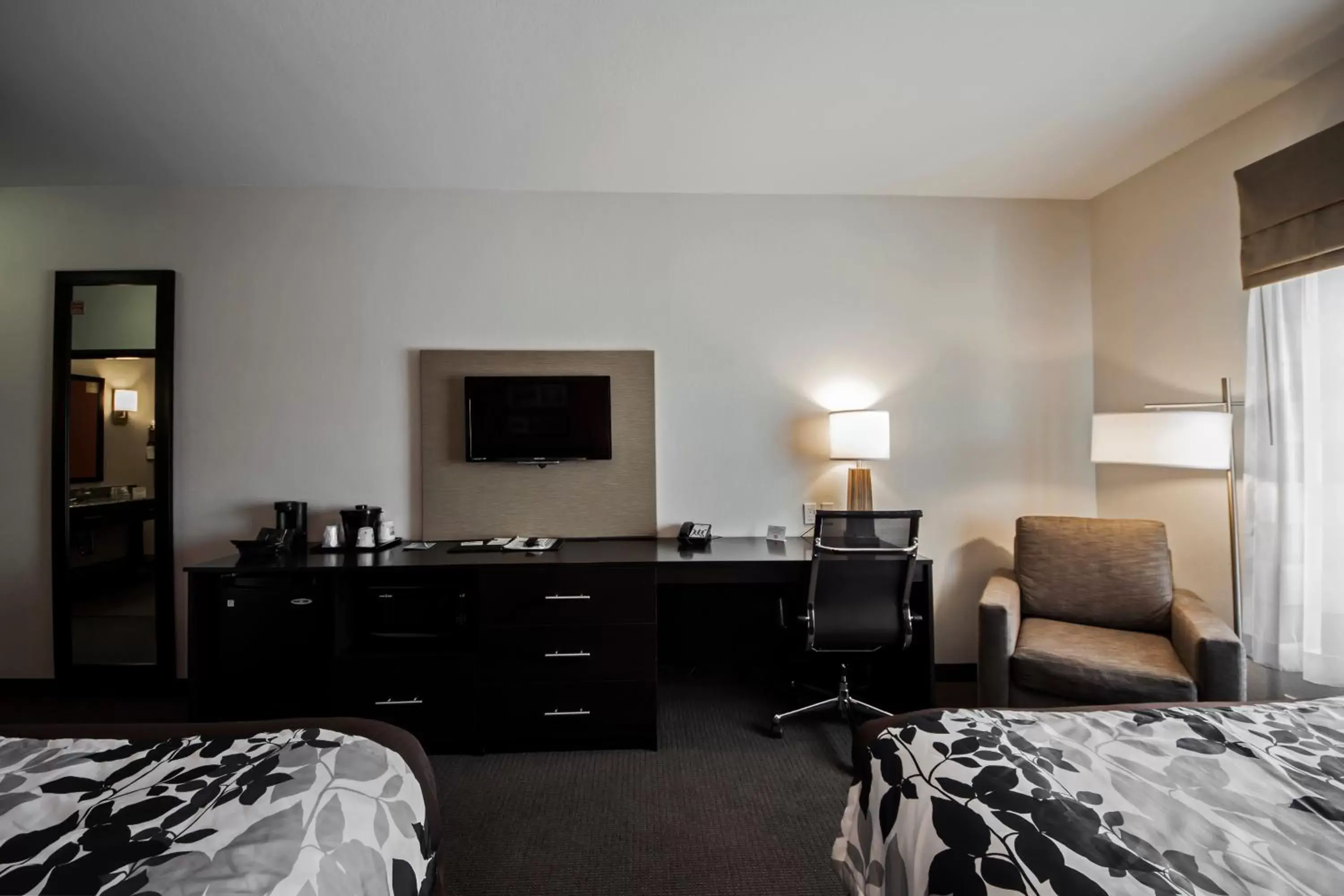 Photo of the whole room, TV/Entertainment Center in Sleep Inn & Suites Hennessey North
