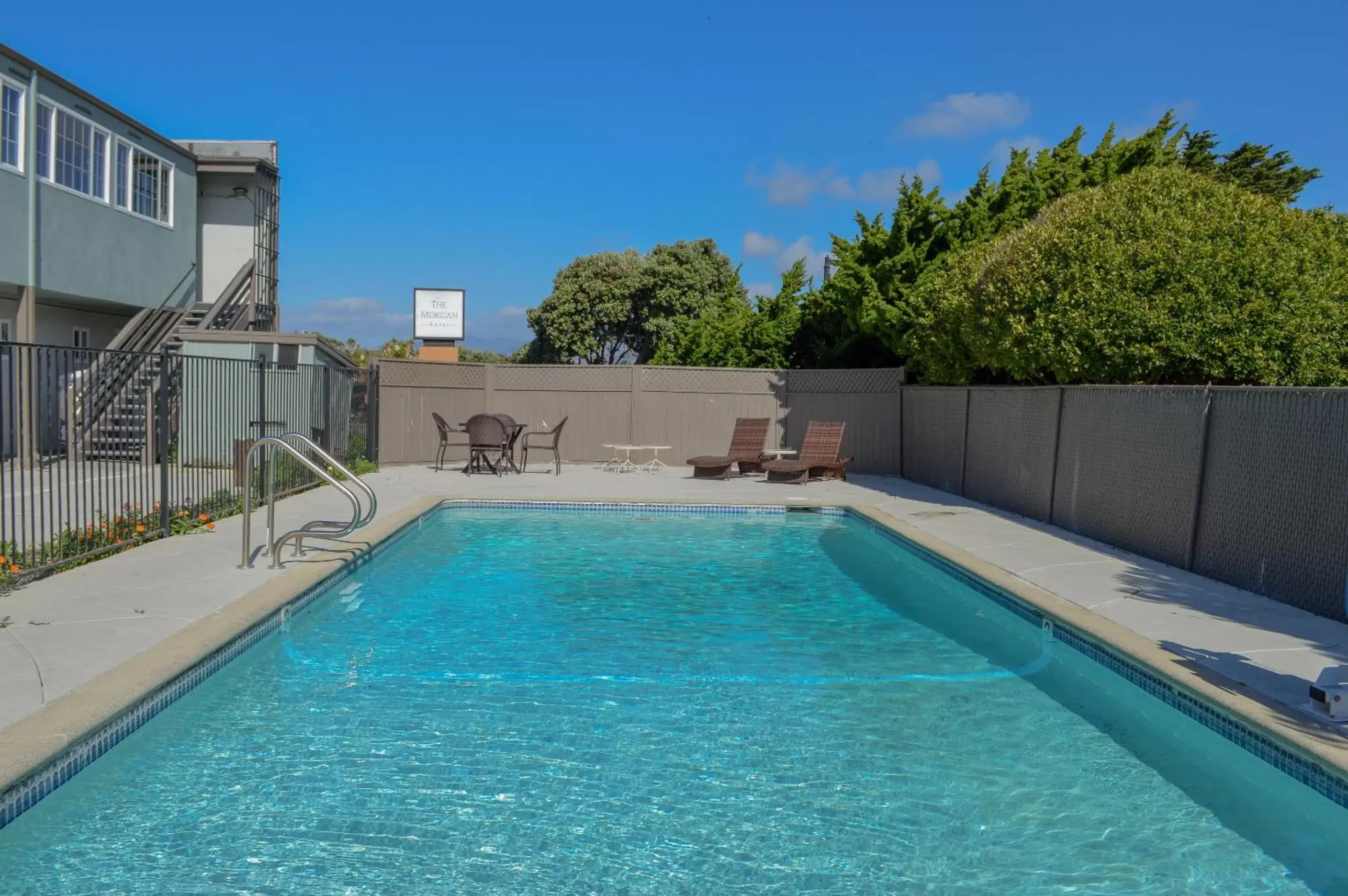 Swimming Pool in Sea Breeze Inn - San Simeon