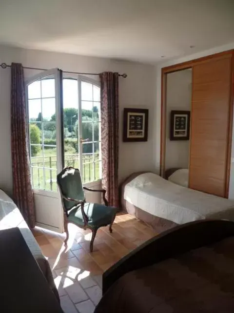 Photo of the whole room, Bed in Chambre d'hôtes "La Bastide des Eucalyptus"