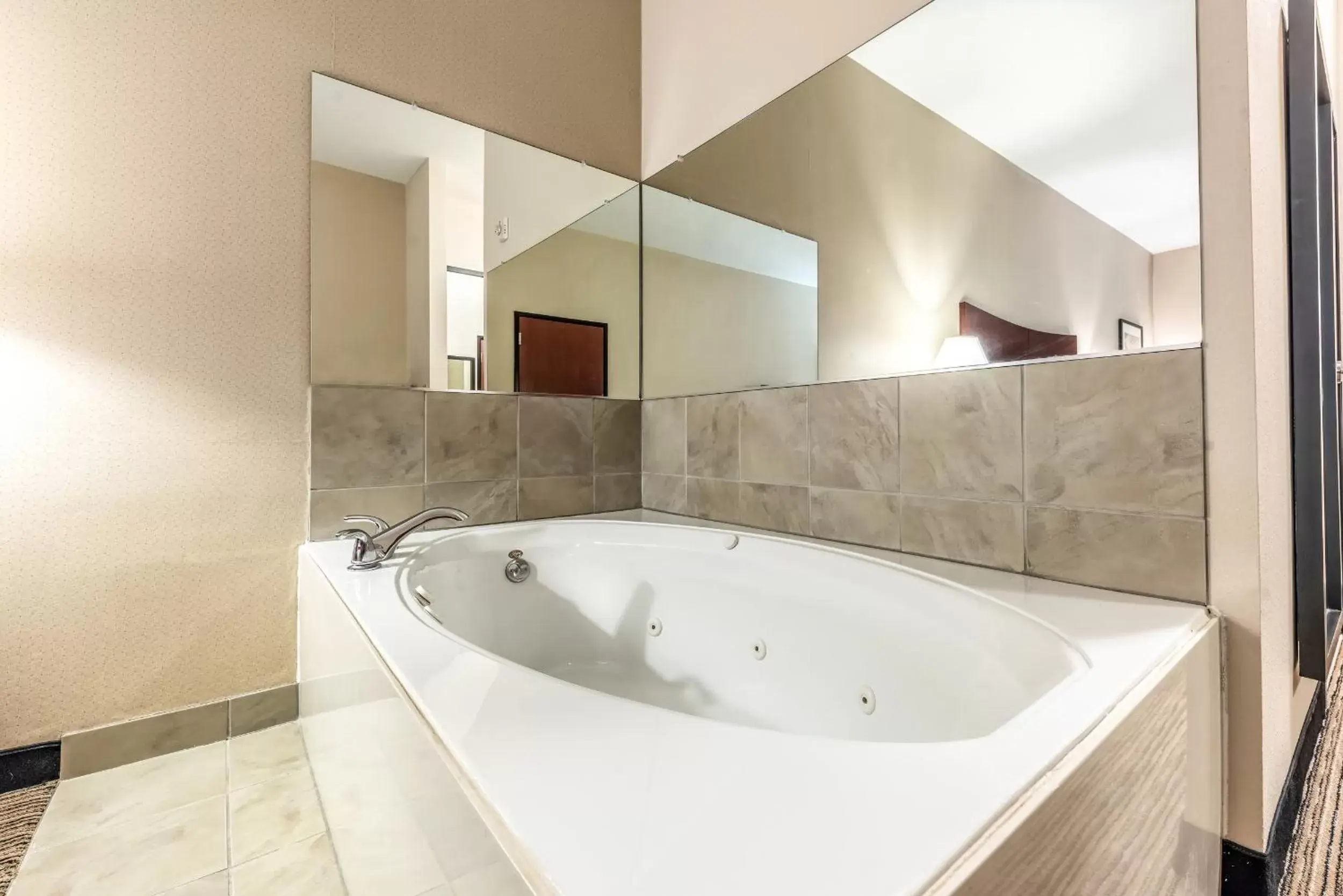 Bedroom, Bathroom in Red Lion Inn & Suites Mineral Wells
