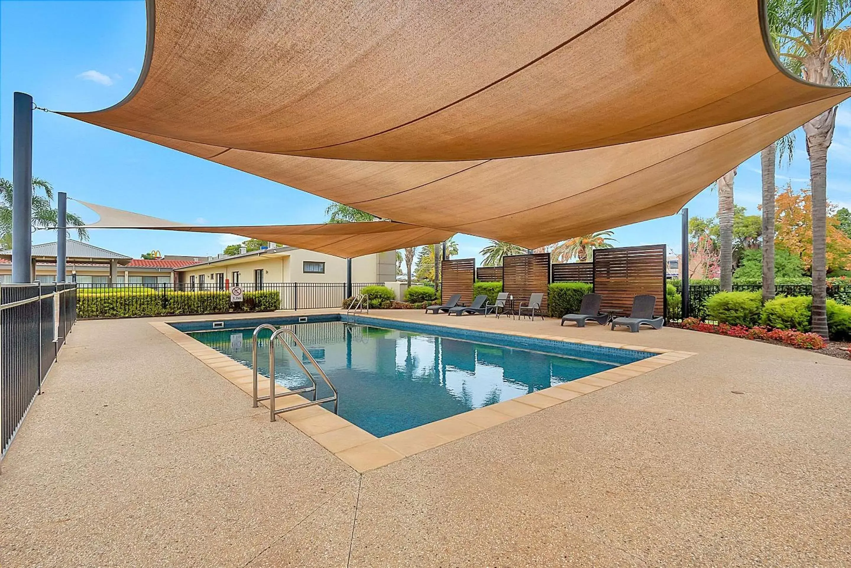 Swimming Pool in Comfort Inn Deakin Palms