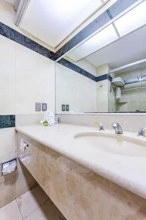 Bathroom in Suites Del Ángel
