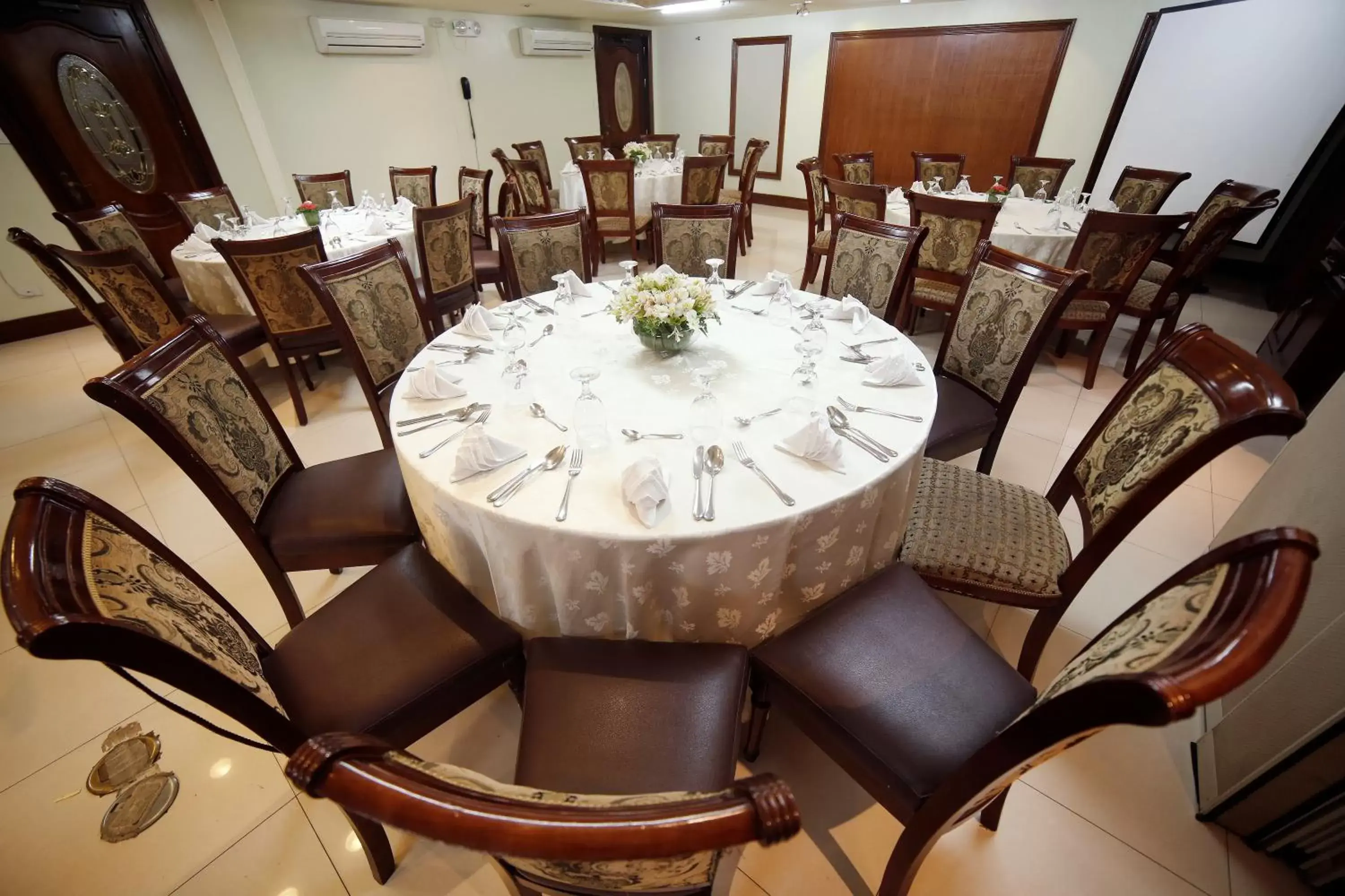 Banquet/Function facilities, Restaurant/Places to Eat in Villa Caceres Hotel