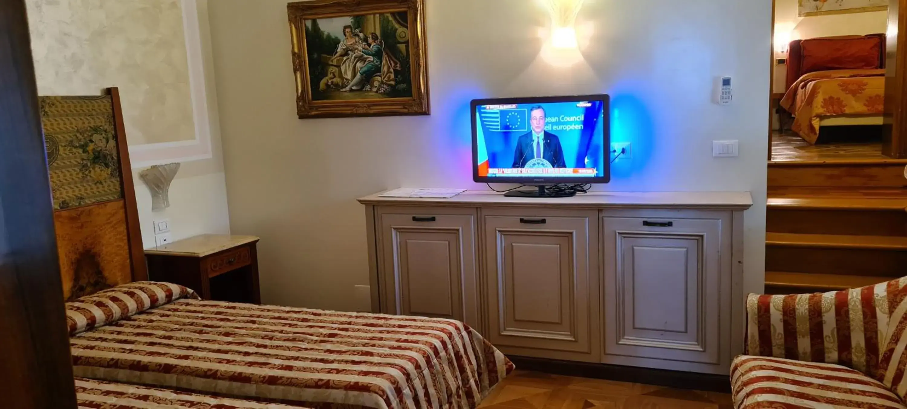 Bedroom, TV/Entertainment Center in Hotel Villa Stucky