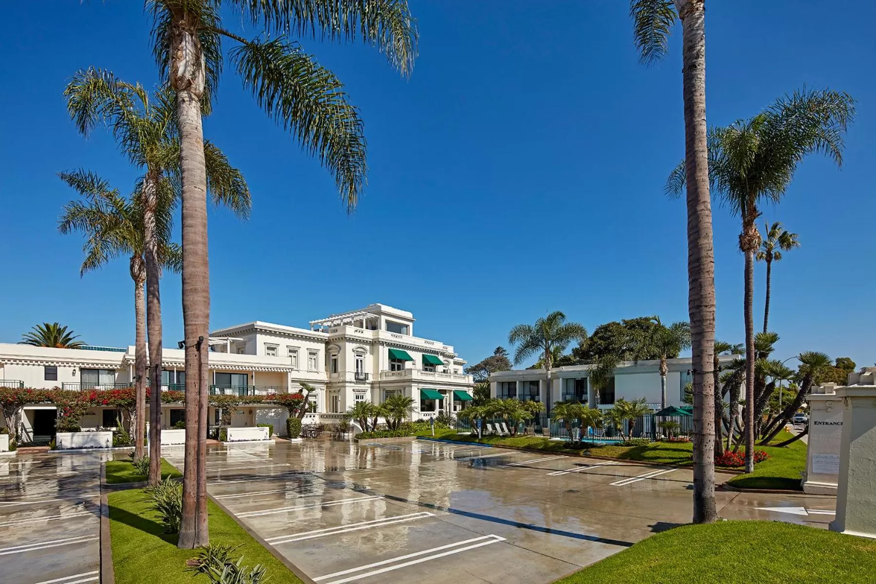 Property building in Glorietta Bay Inn