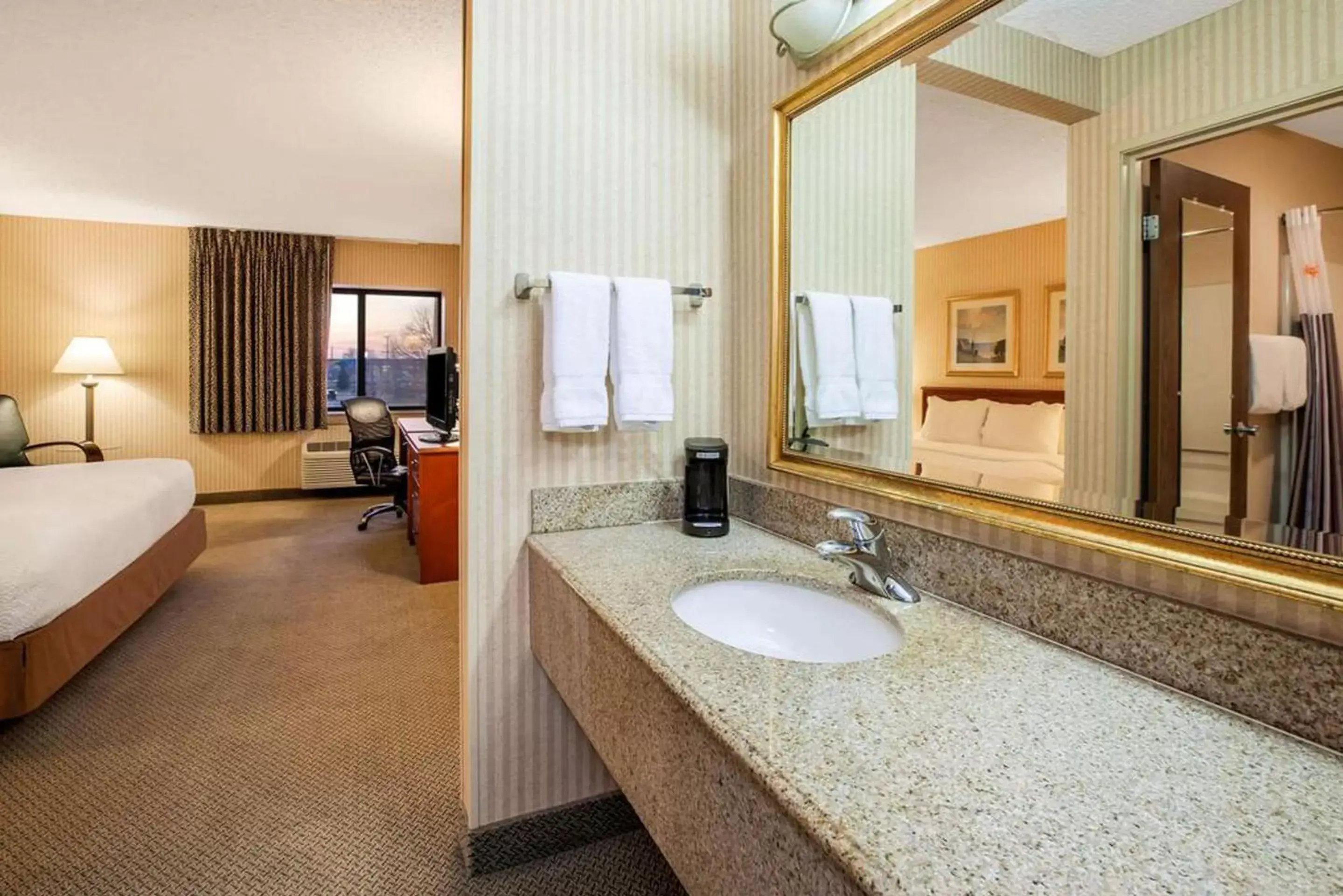 Bedroom, Bathroom in La Quinta Inn by Wyndham Detroit Southgate