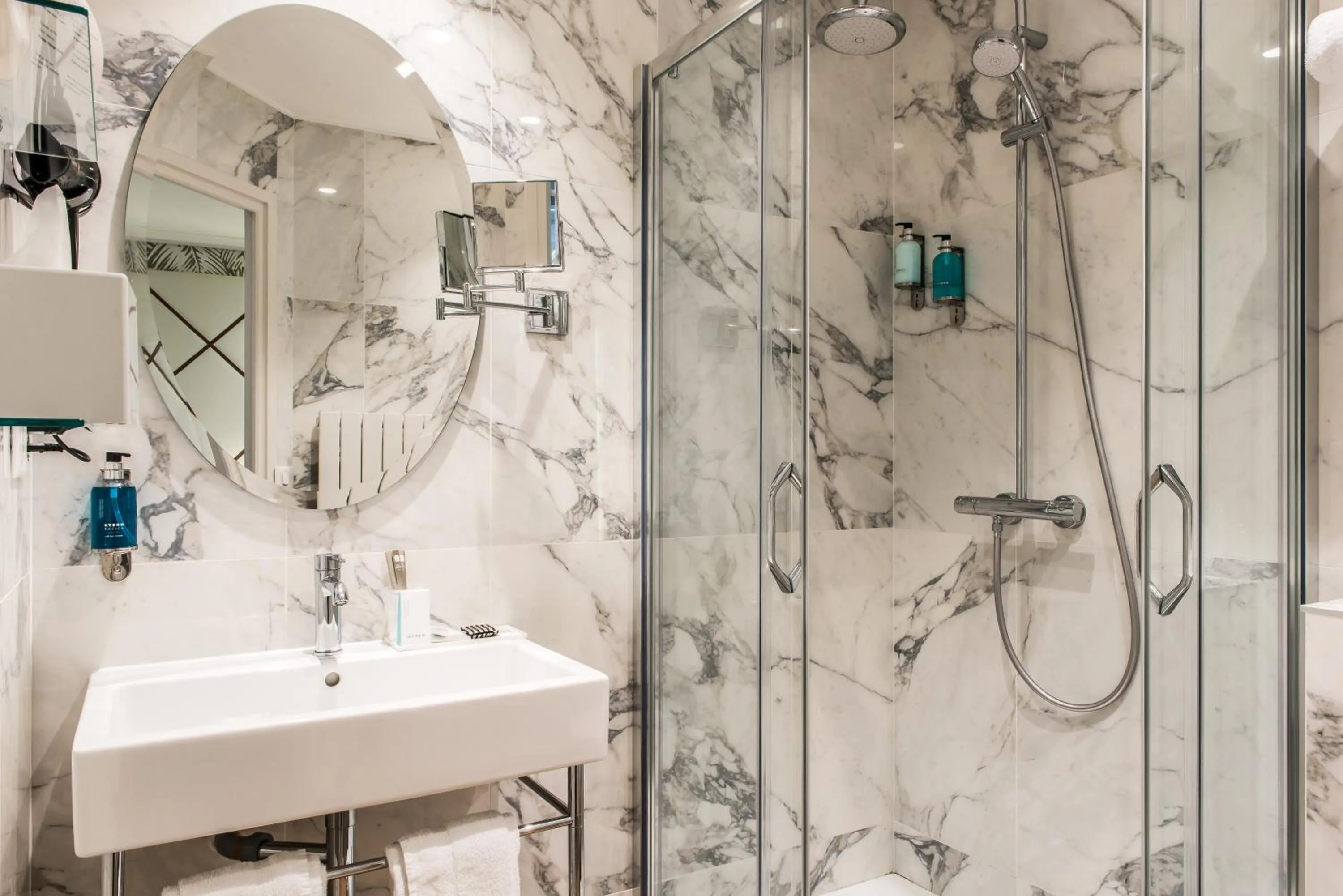 Shower in Hôtel Jardin Le Bréa