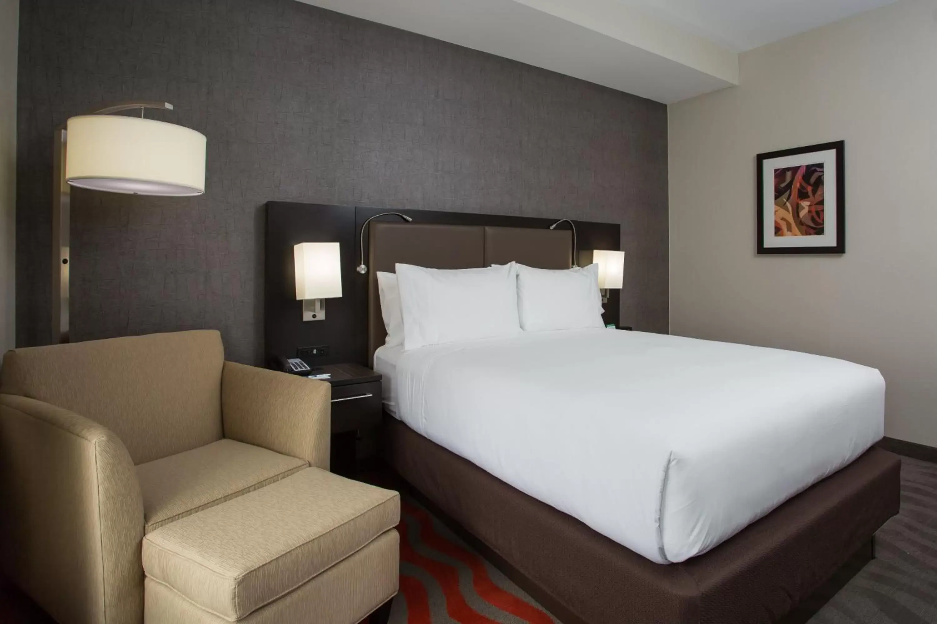 Photo of the whole room, Bed in Holiday Inn Express - Springfield Downtown, an IHG Hotel