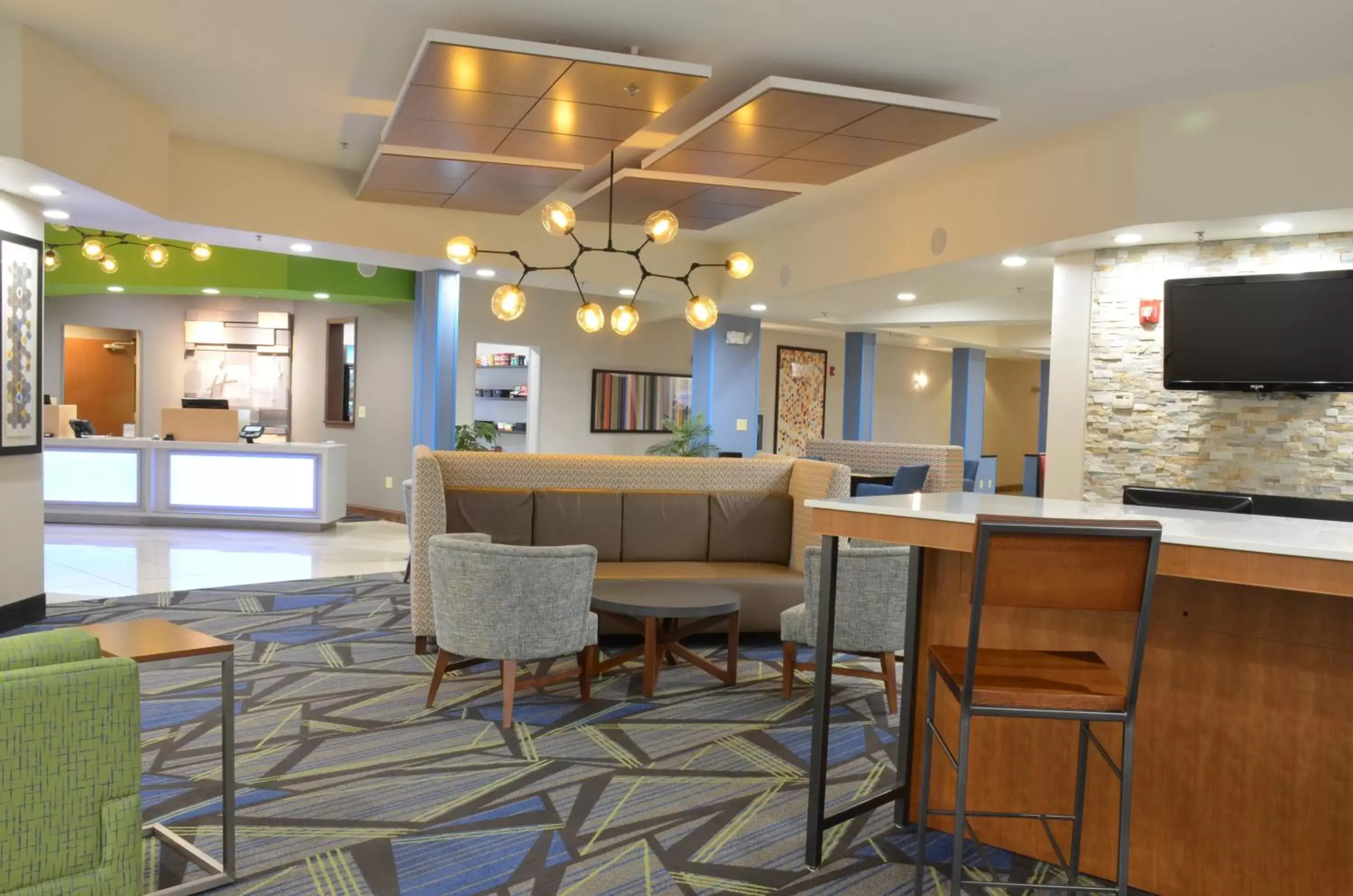 Lobby or reception, Lounge/Bar in Holiday Inn Express- Waterloo/Cedar Falls, an IHG Hotel