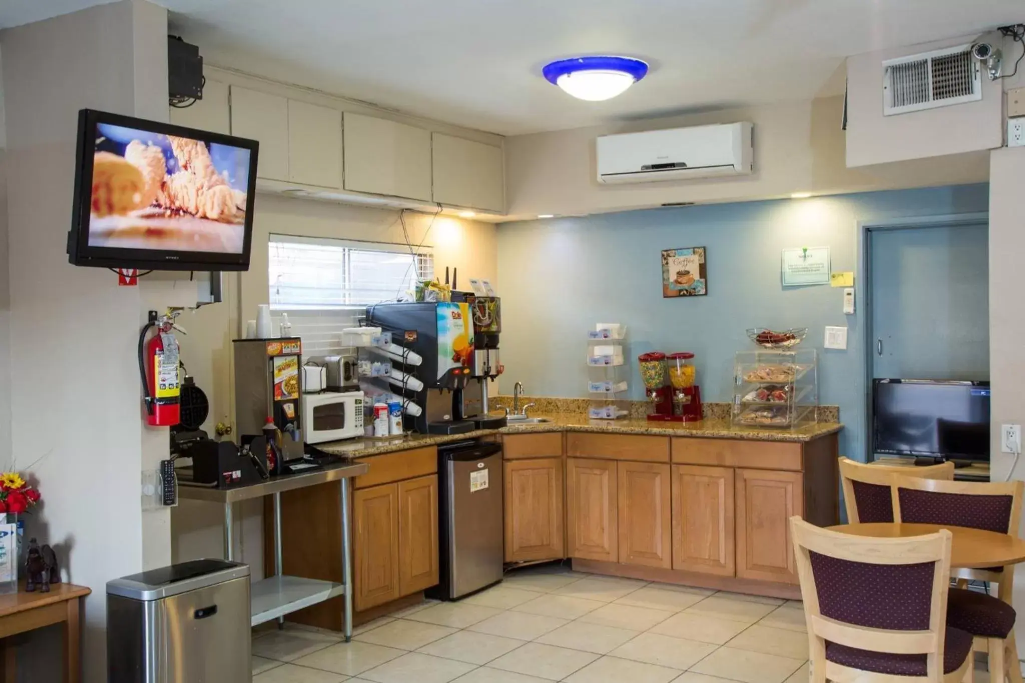 Kitchen or kitchenette, Kitchen/Kitchenette in Townhouse Inn and Suites