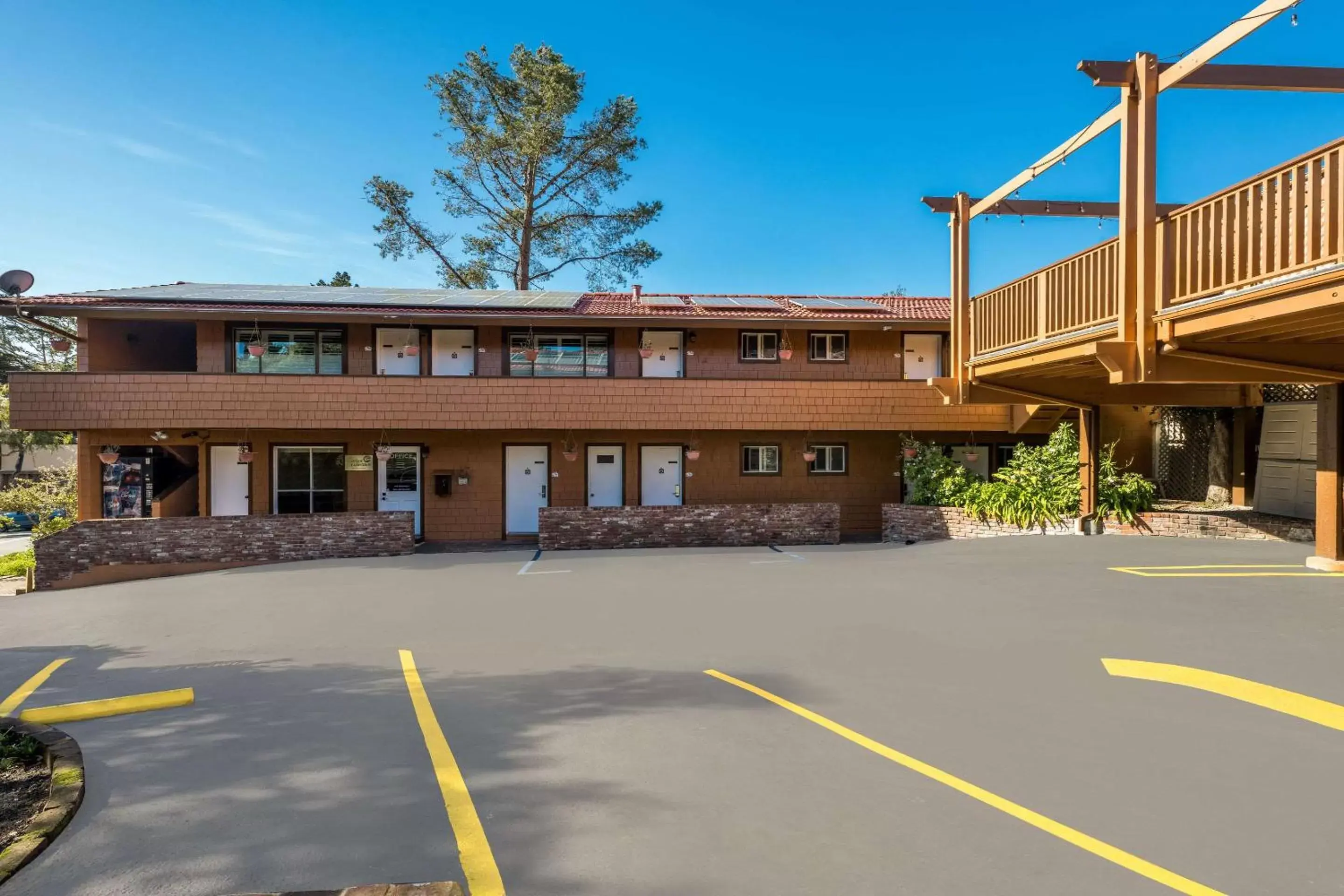 Property building in Clarion Collection Carmel Oaks Inn Property building in Clarion Collection Carmel Oaks Inn